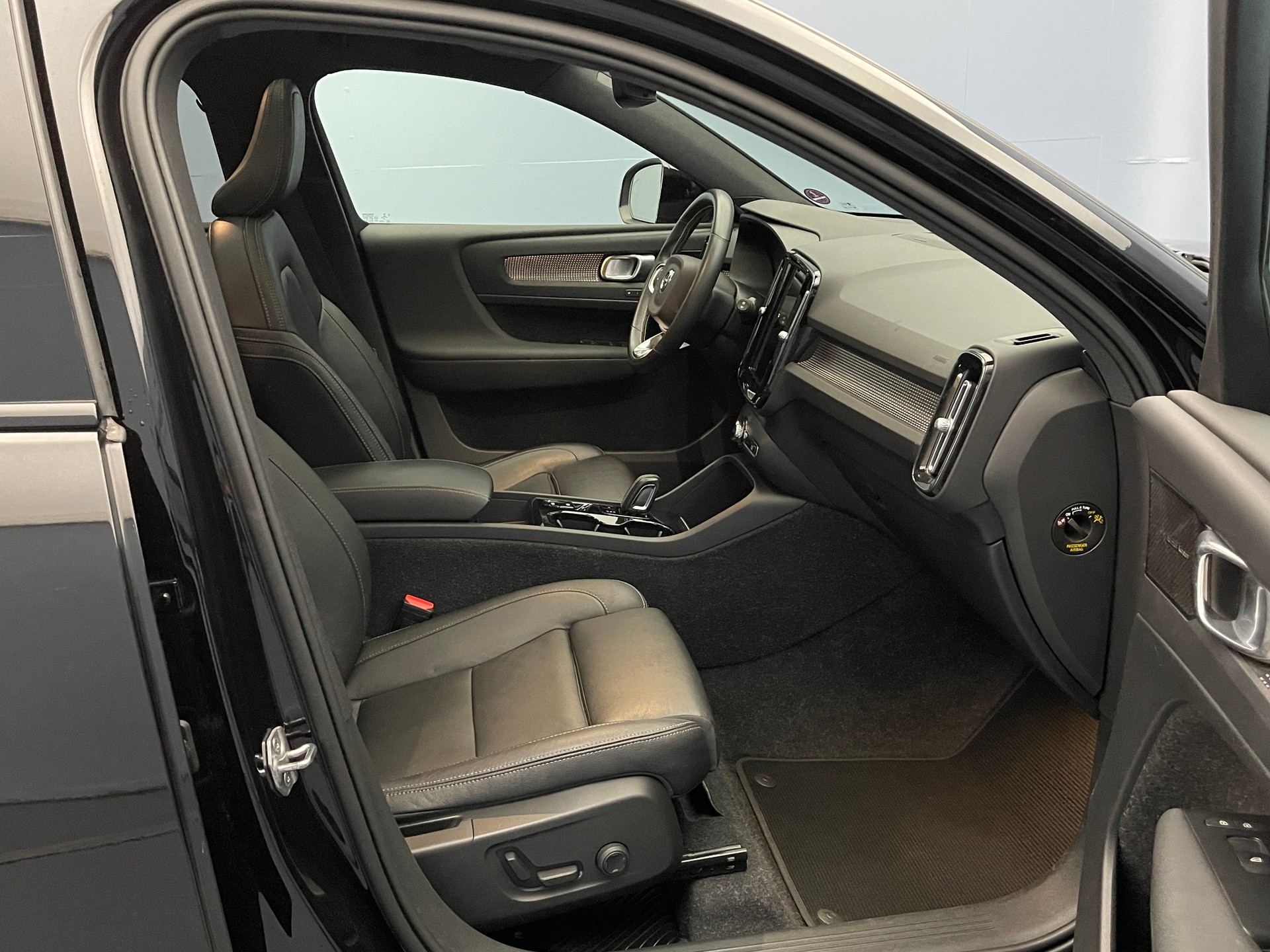 VOLVO XC40 1.5 T5 PiH R-Design-image-5