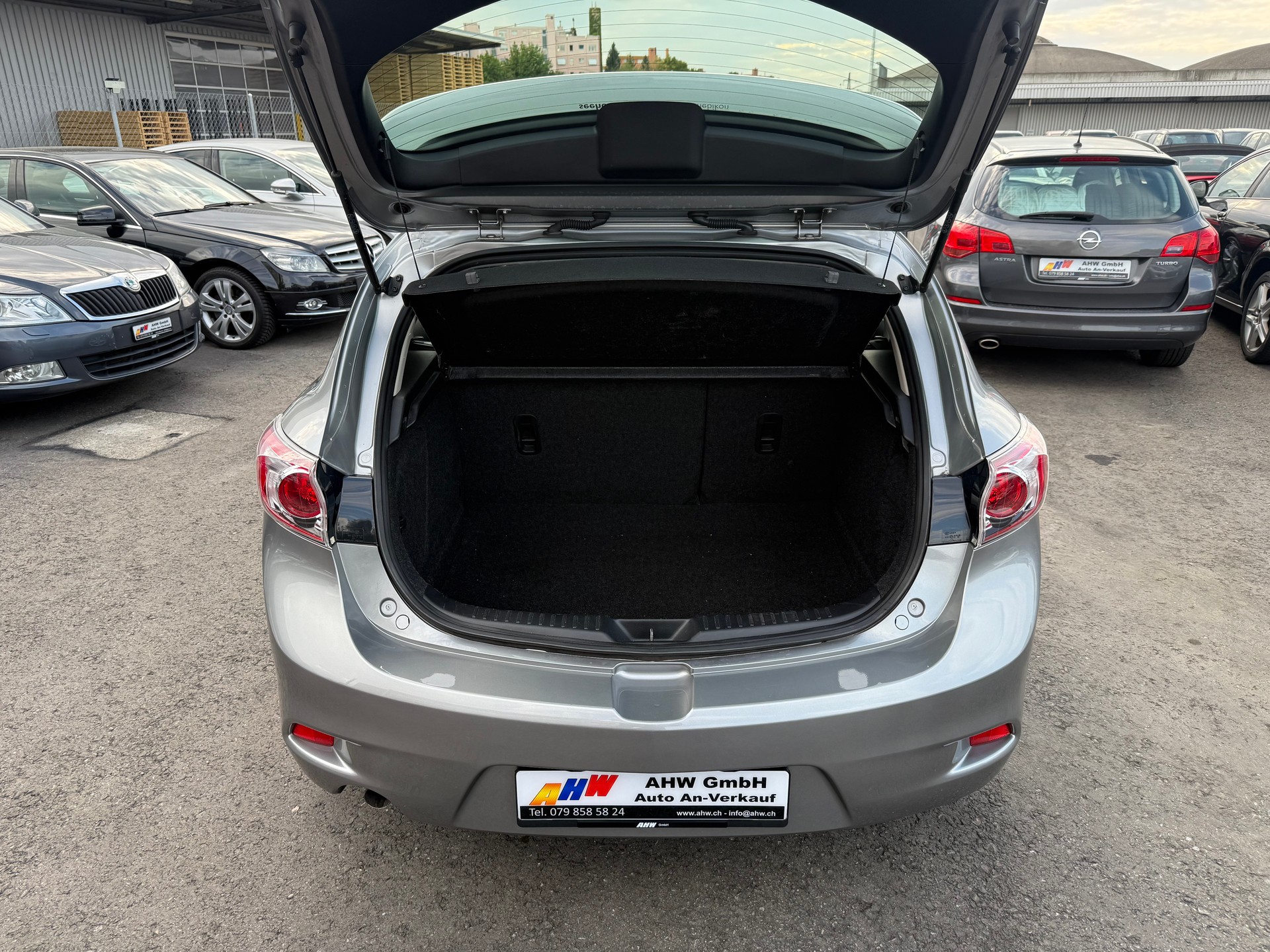 MAZDA 3 1.6 16V Exclusive / Ab MFK 11.2025 / 8-fach bereift / Servicegepflegt bei Mazda / Tempomat / 2 Zonen Klimaautomatik-image-10