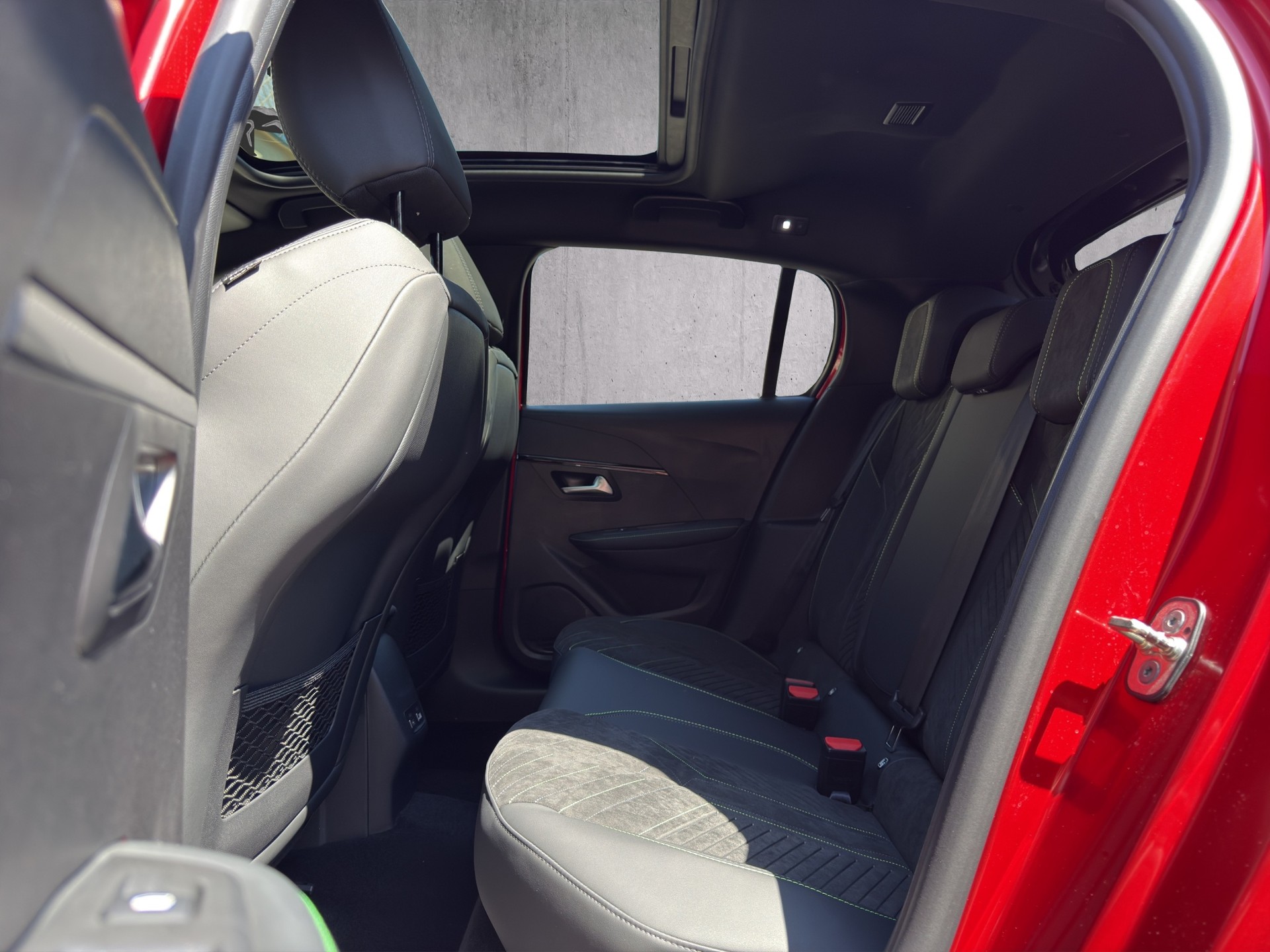 PEUGEOT 208 1.2 Hybrid 145 GT Exclusive-image-15