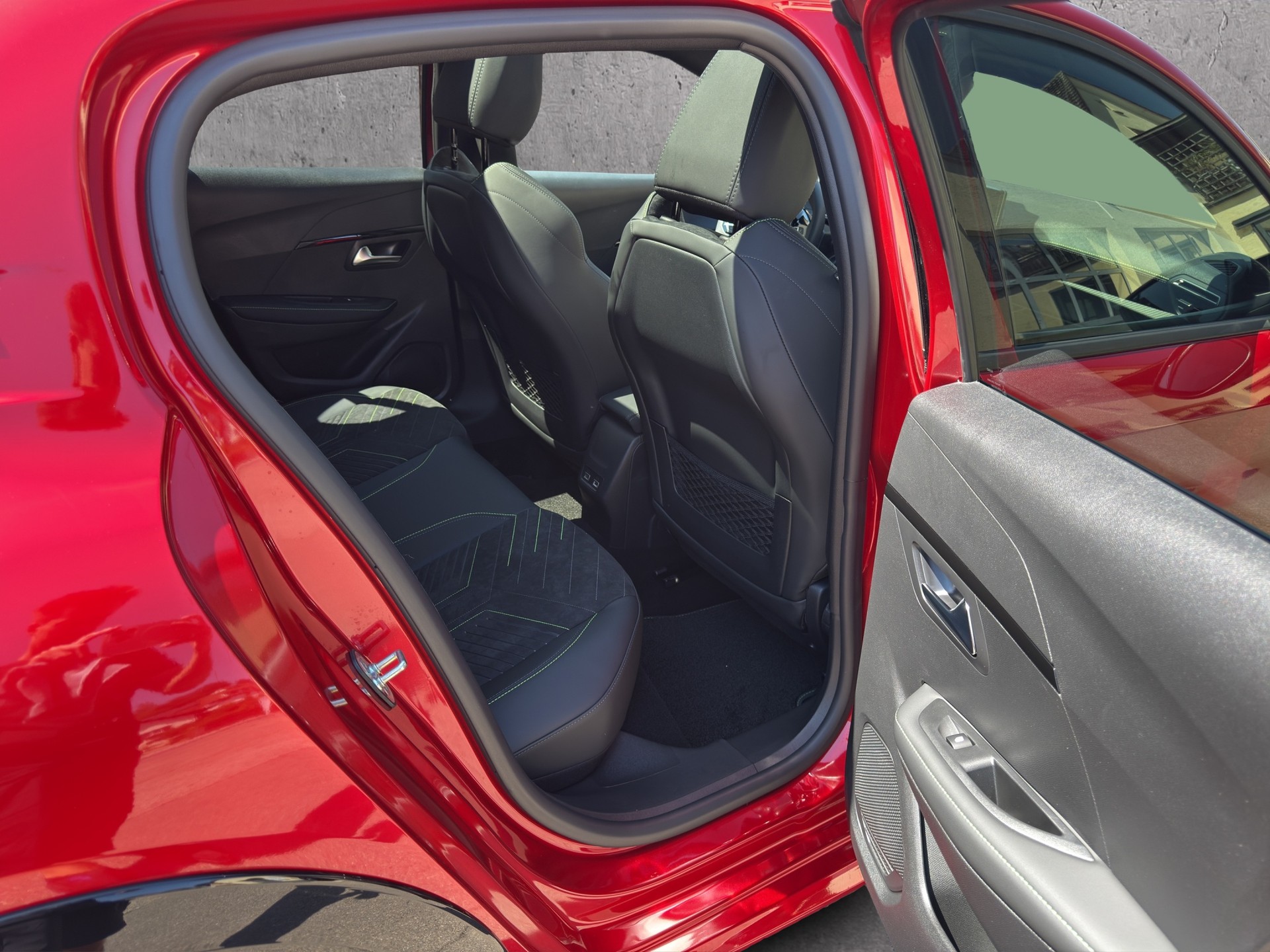 PEUGEOT 208 1.2 Hybrid 145 GT Exclusive-image-16