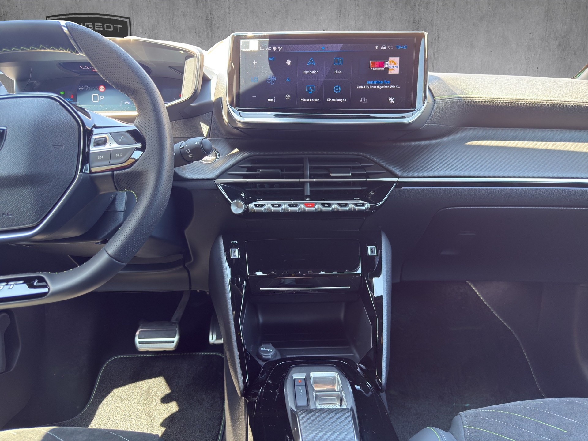 PEUGEOT 208 1.2 Hybrid 145 GT Exclusive-image-13