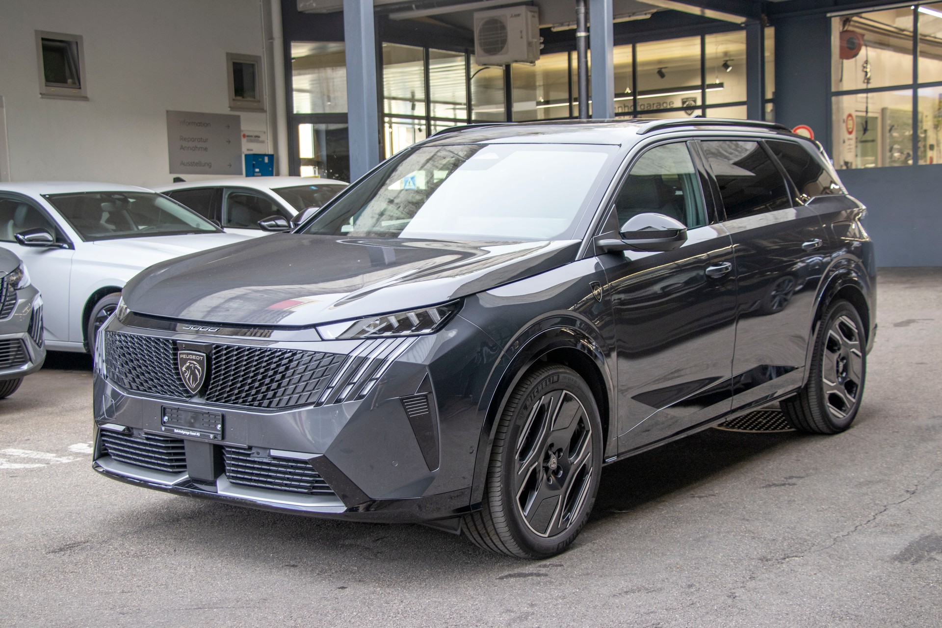 PEUGEOT 5008 210 73kWh Launch Edition