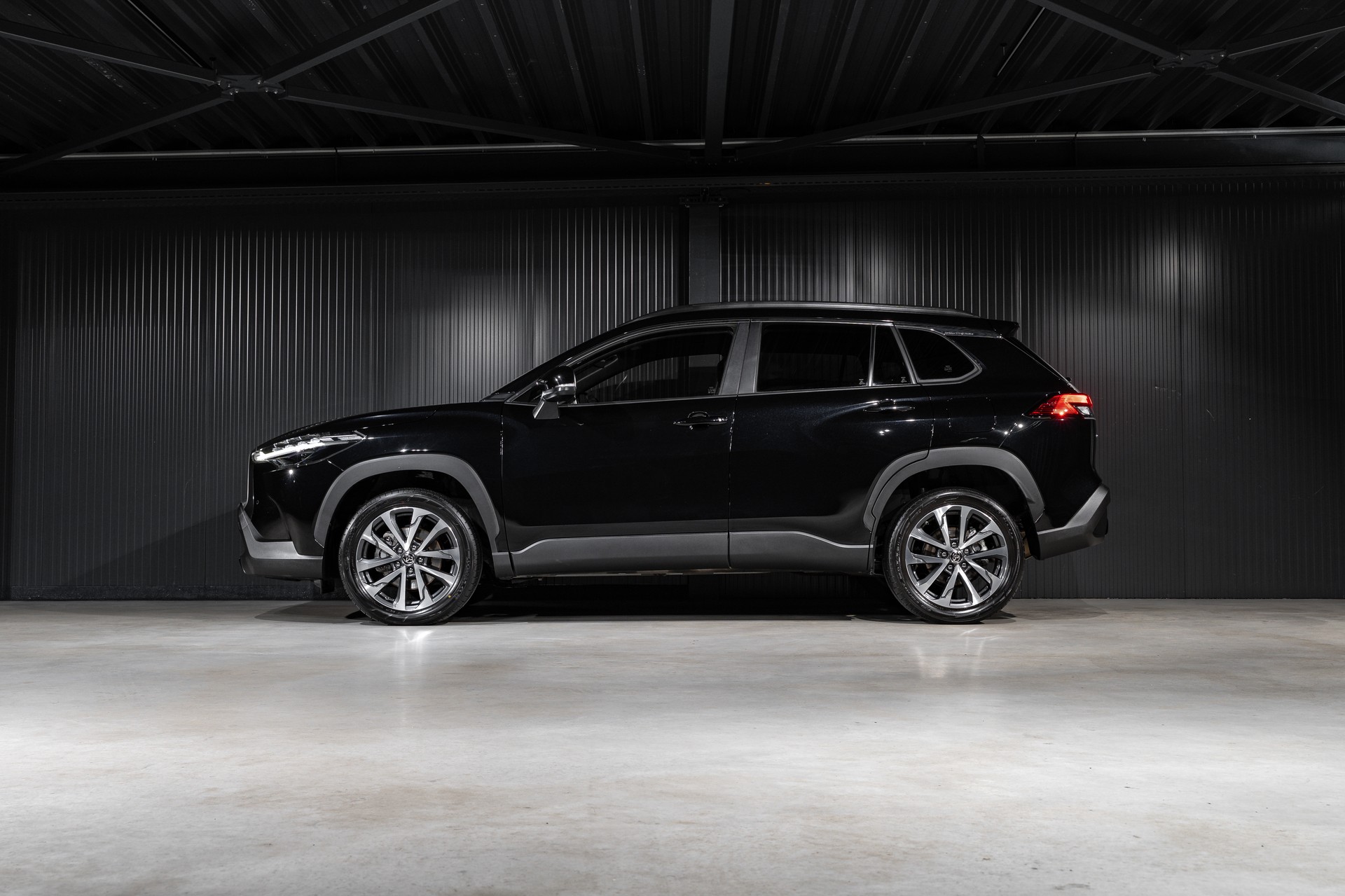 TOYOTA Corolla Cross 2.0 4WD e-CVT-showroom-element-2