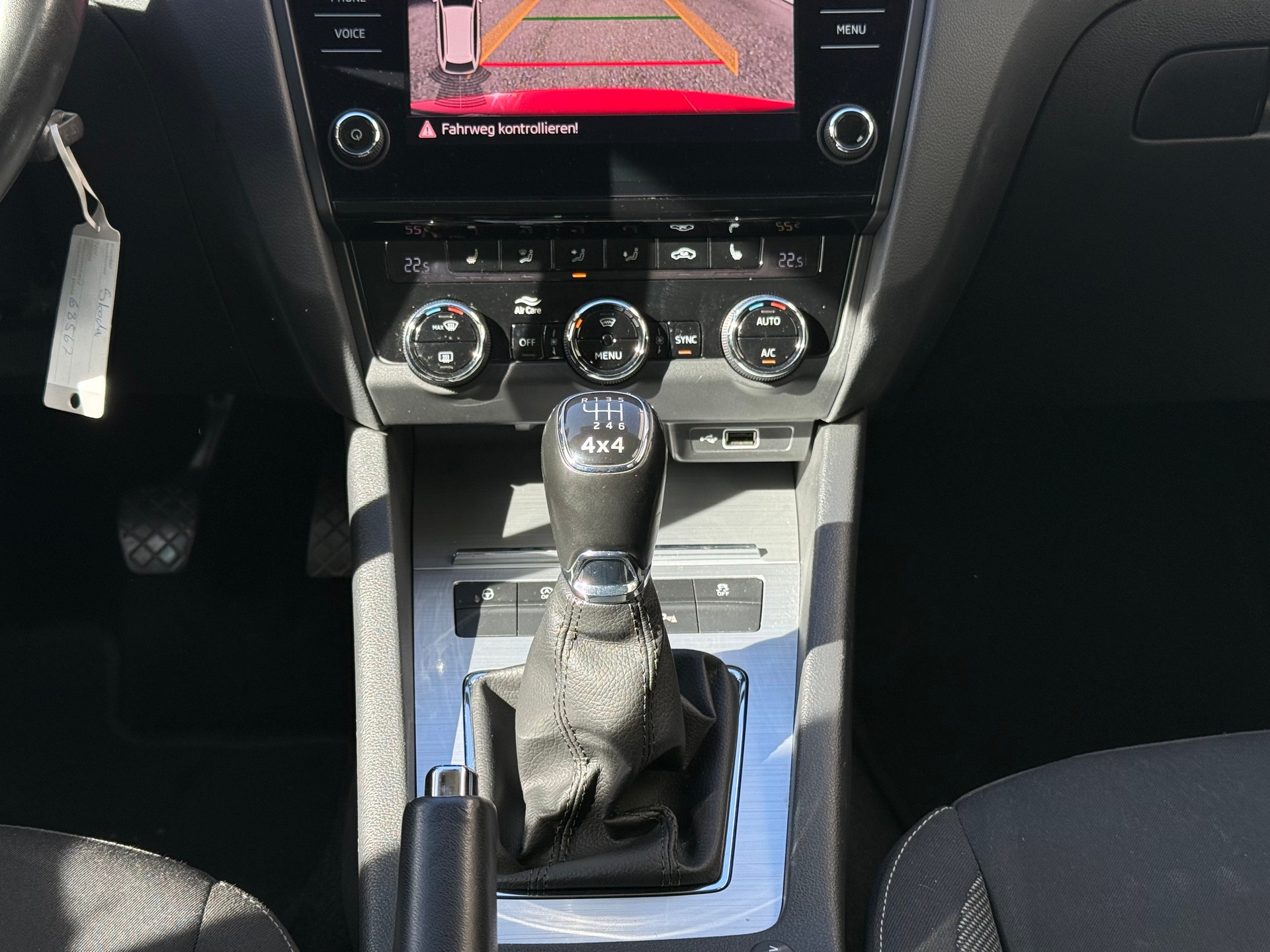 SKODA Octavia Combi 1.6 TDI Ambition 4x4-image-18