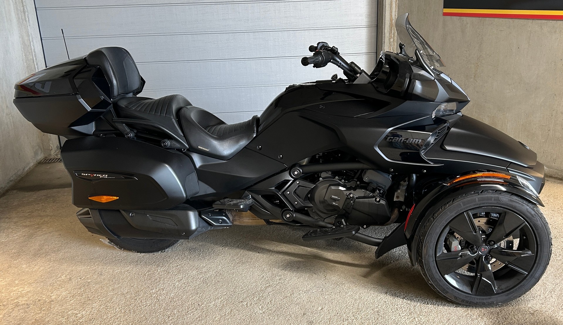CAN-AM Spyder F3 Limited-image-2
