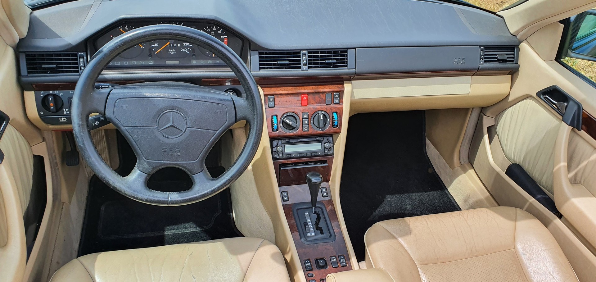 MERCEDES-BENZ E 220 Cabrio-image-7