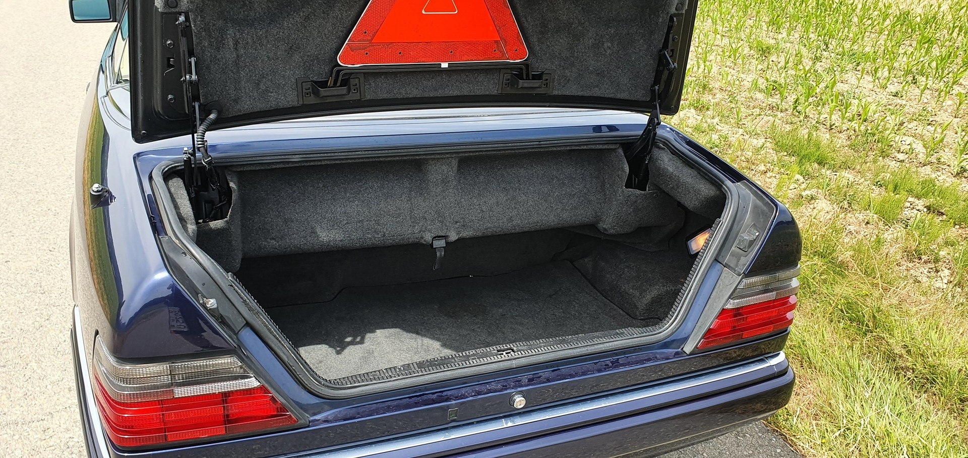 MERCEDES-BENZ E 220 Cabrio-image-10