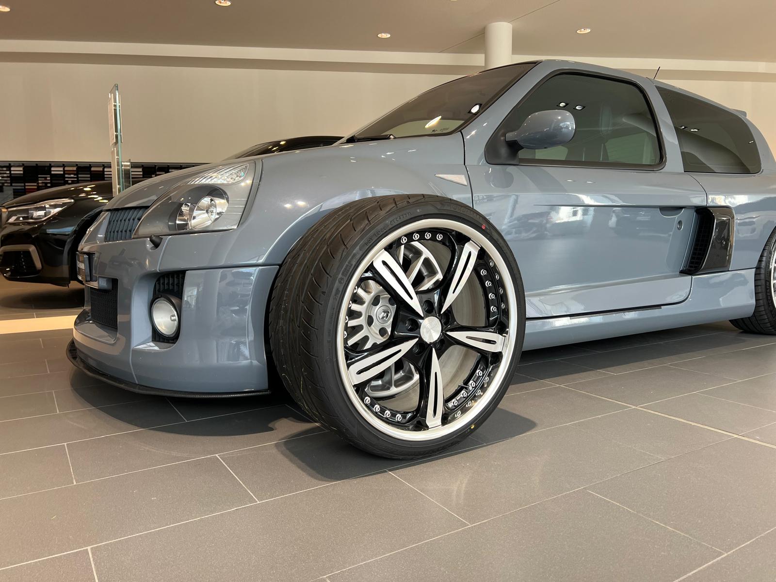 RENAULT Clio 3.0 Sport V6-image-8
