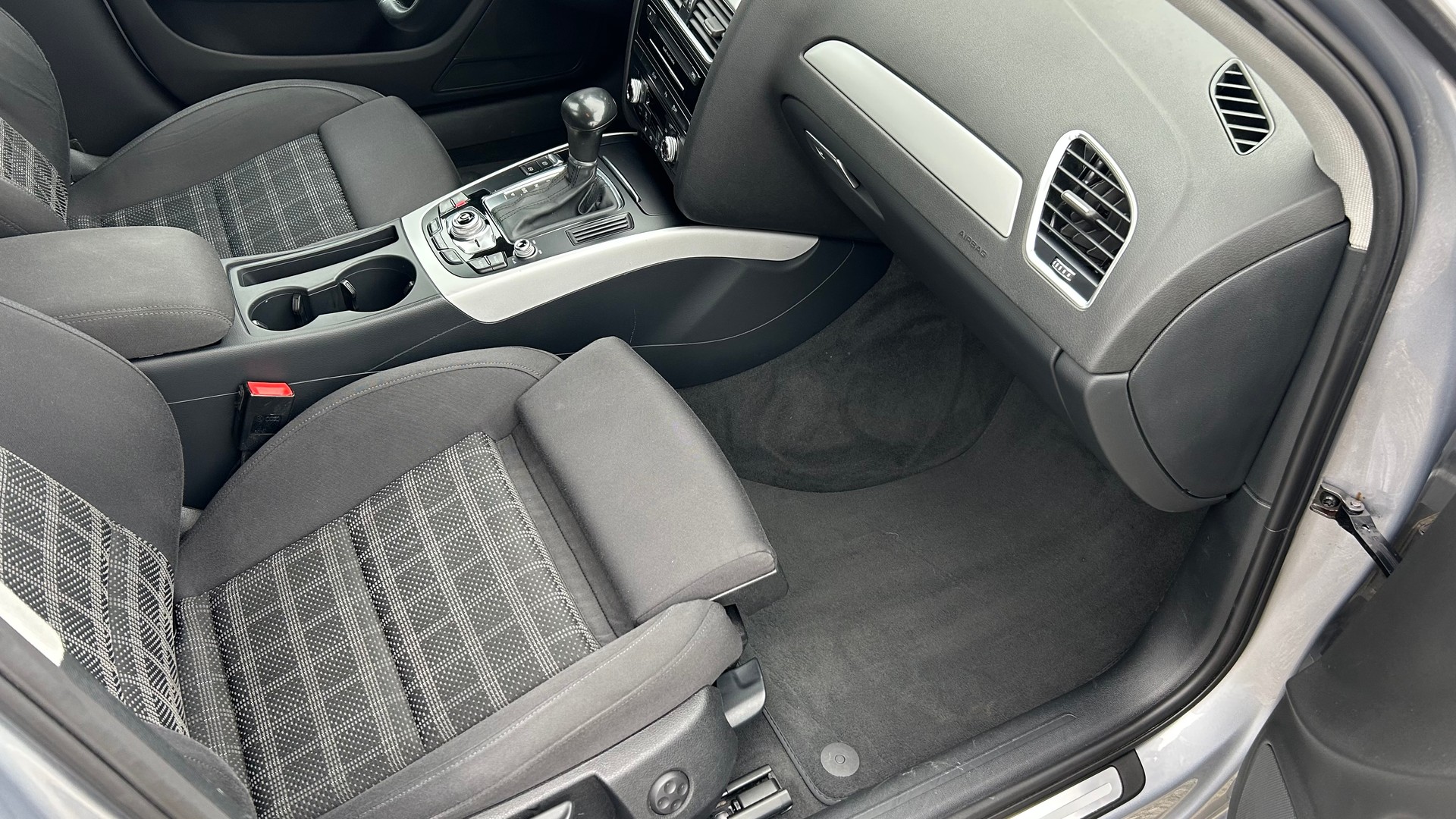 AUDI A4 Avant 2.0 TDI multitronic-image-23