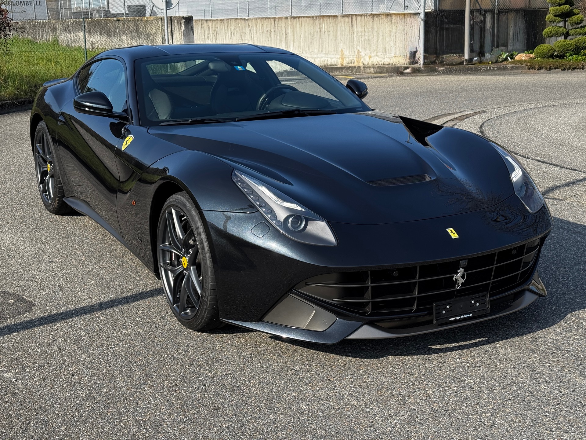 FERRARI F12 Berlinetta-showroom-element-3