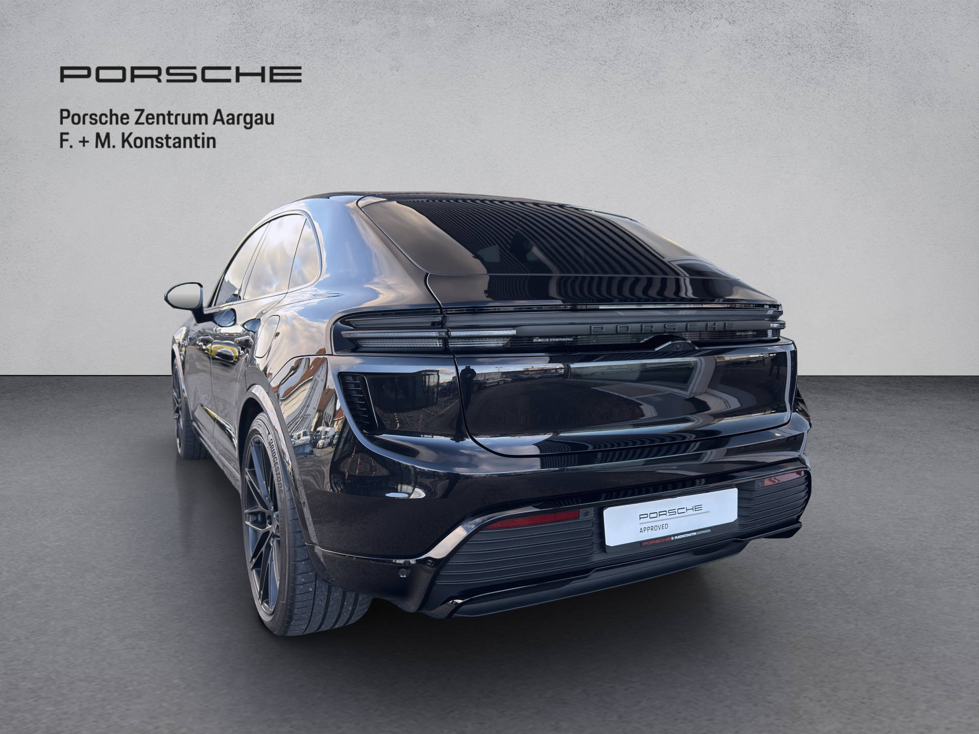 PORSCHE Macan Turbo-image-3