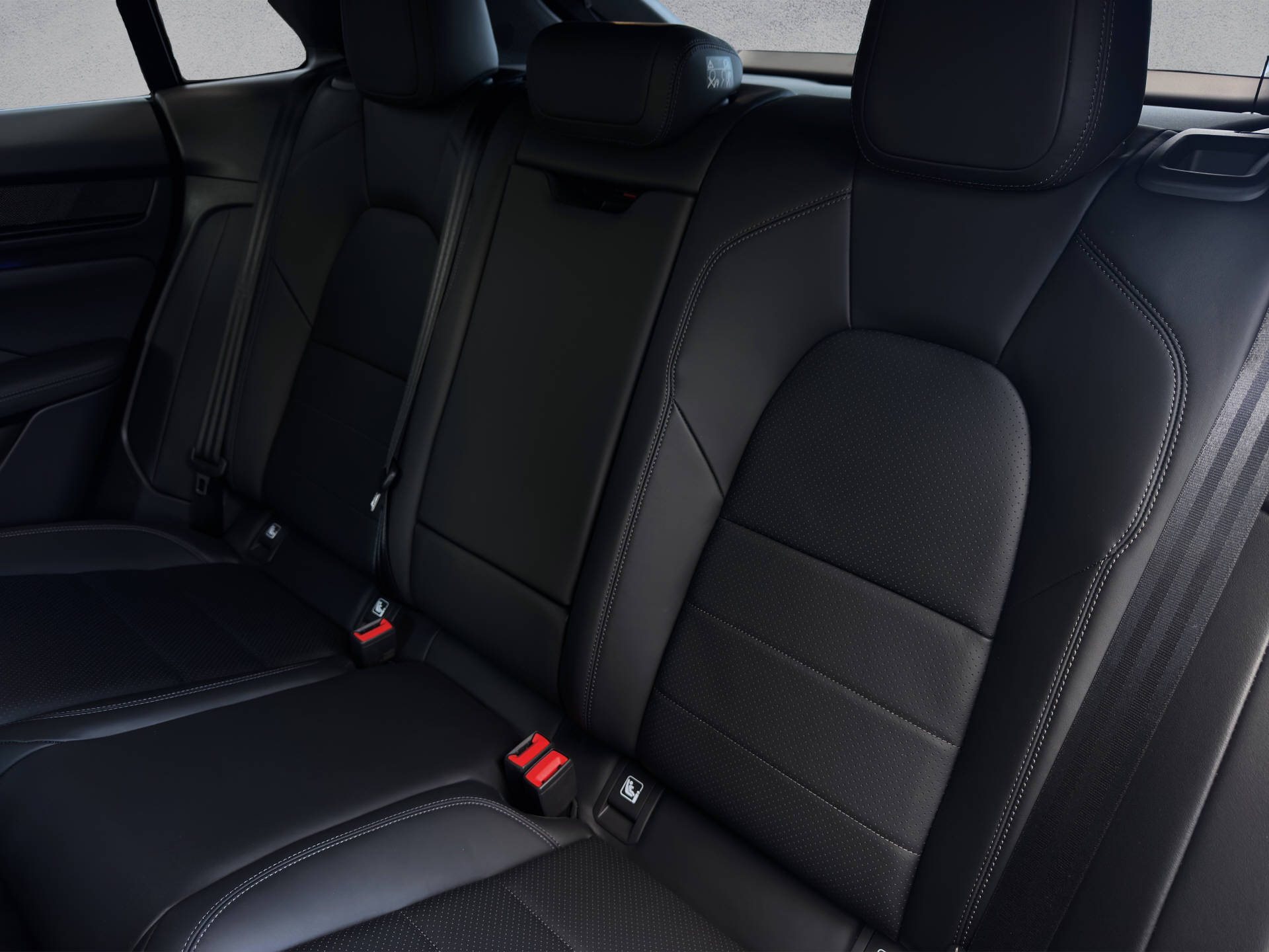 PORSCHE Macan Turbo-image-13