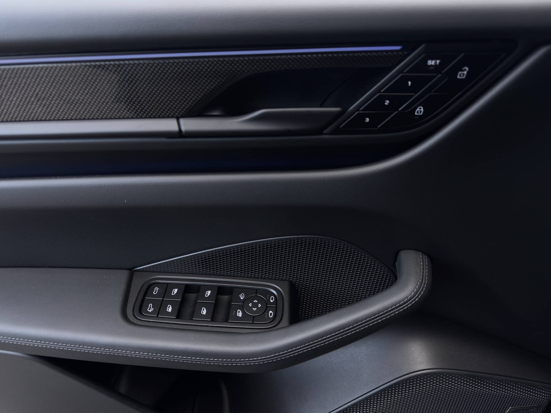 PORSCHE Macan Turbo-image-11