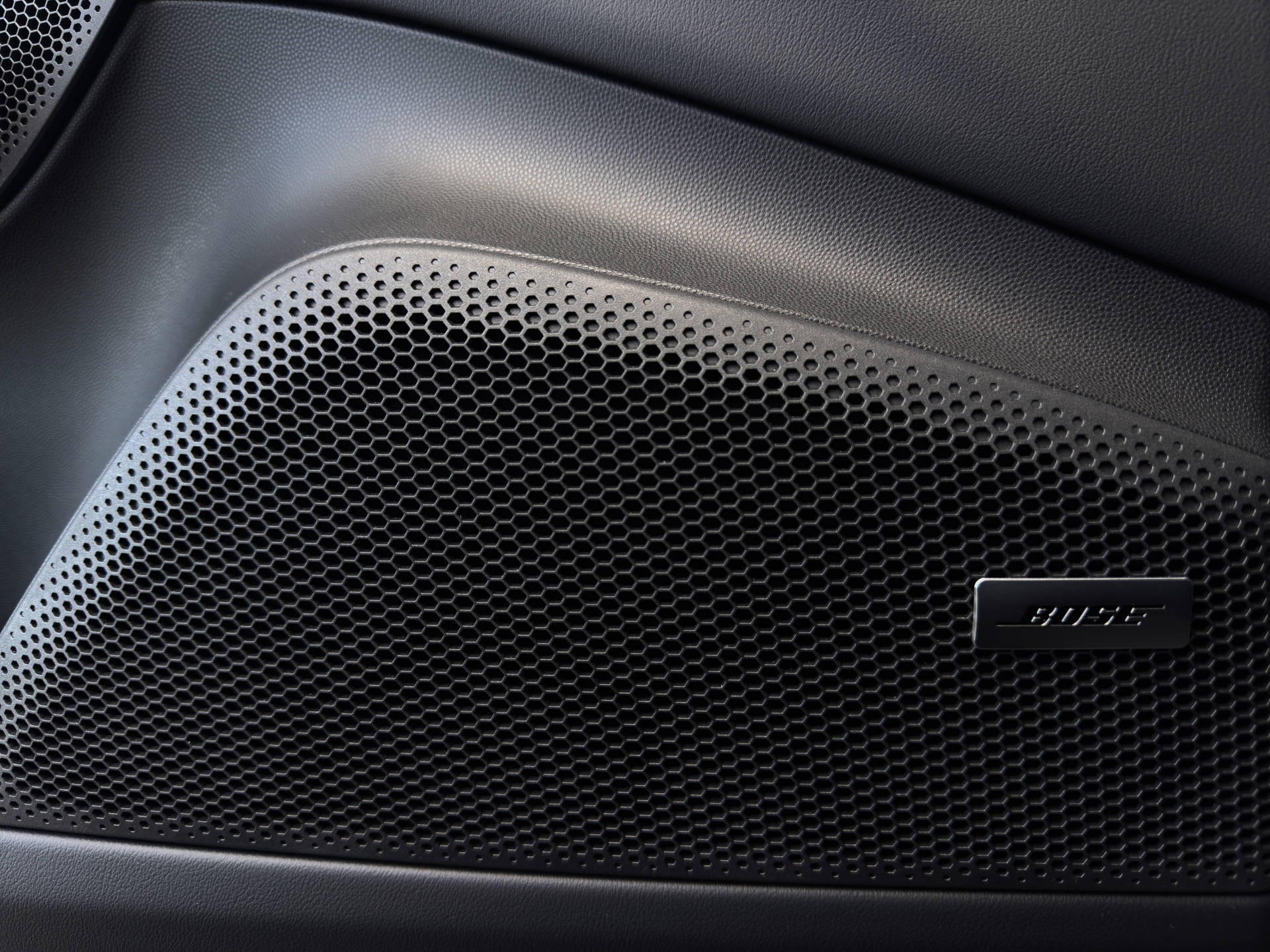 PORSCHE Macan Turbo-image-12