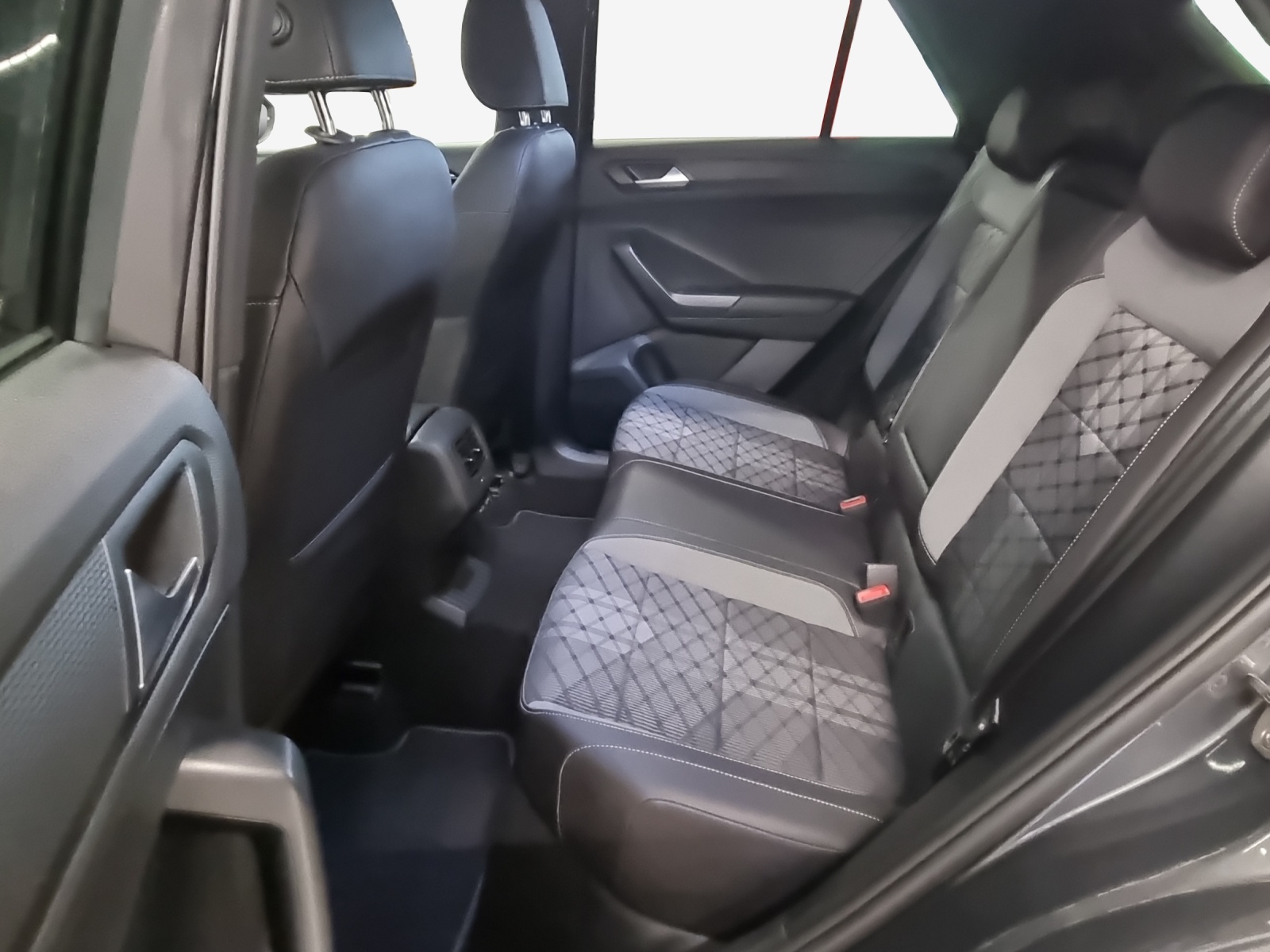 VW T-Roc 2.0 TSI R-Line DSG 4Motion-image-11