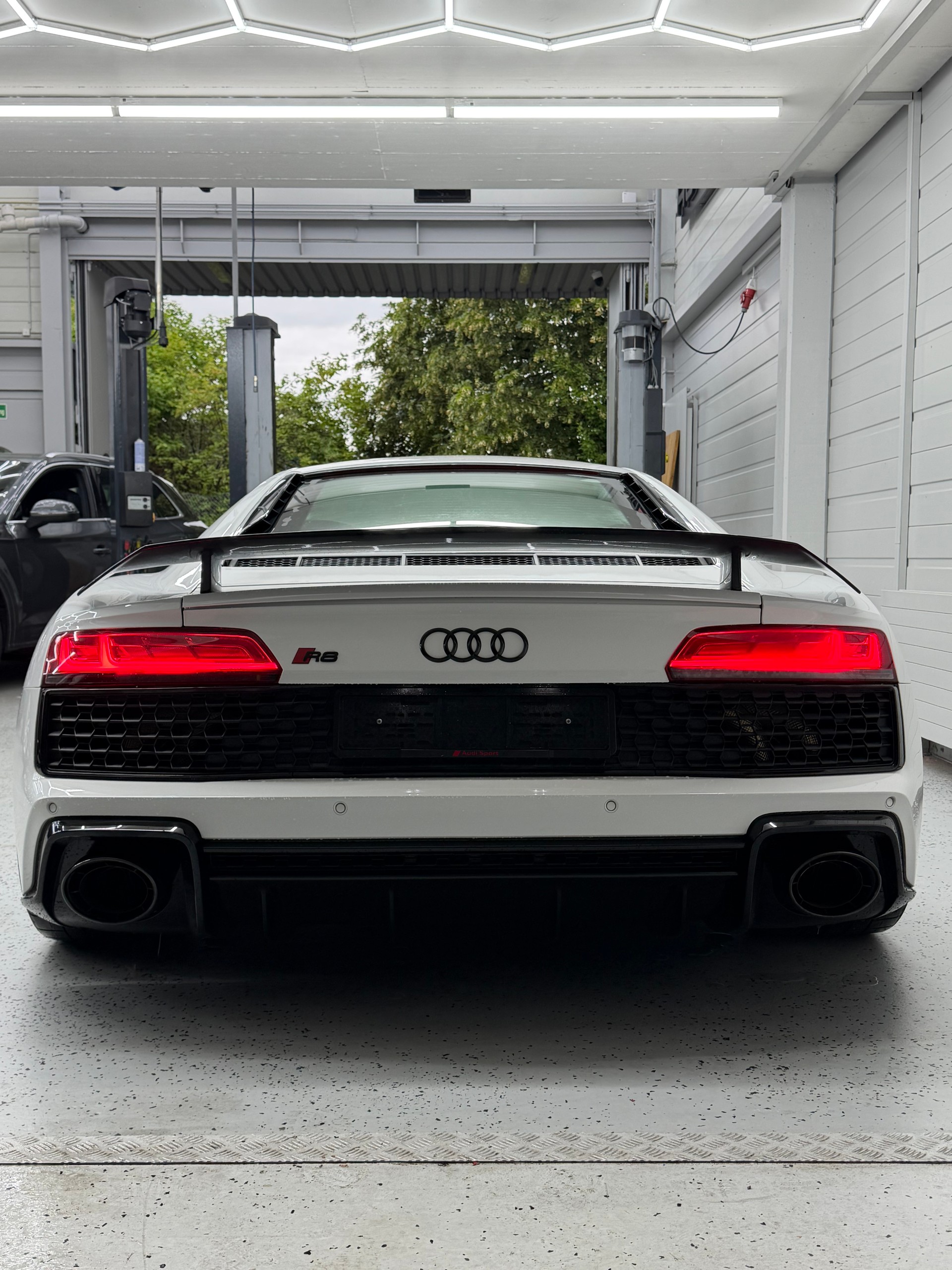 AUDI R8 Coupé RWD S-Tronic-image-4