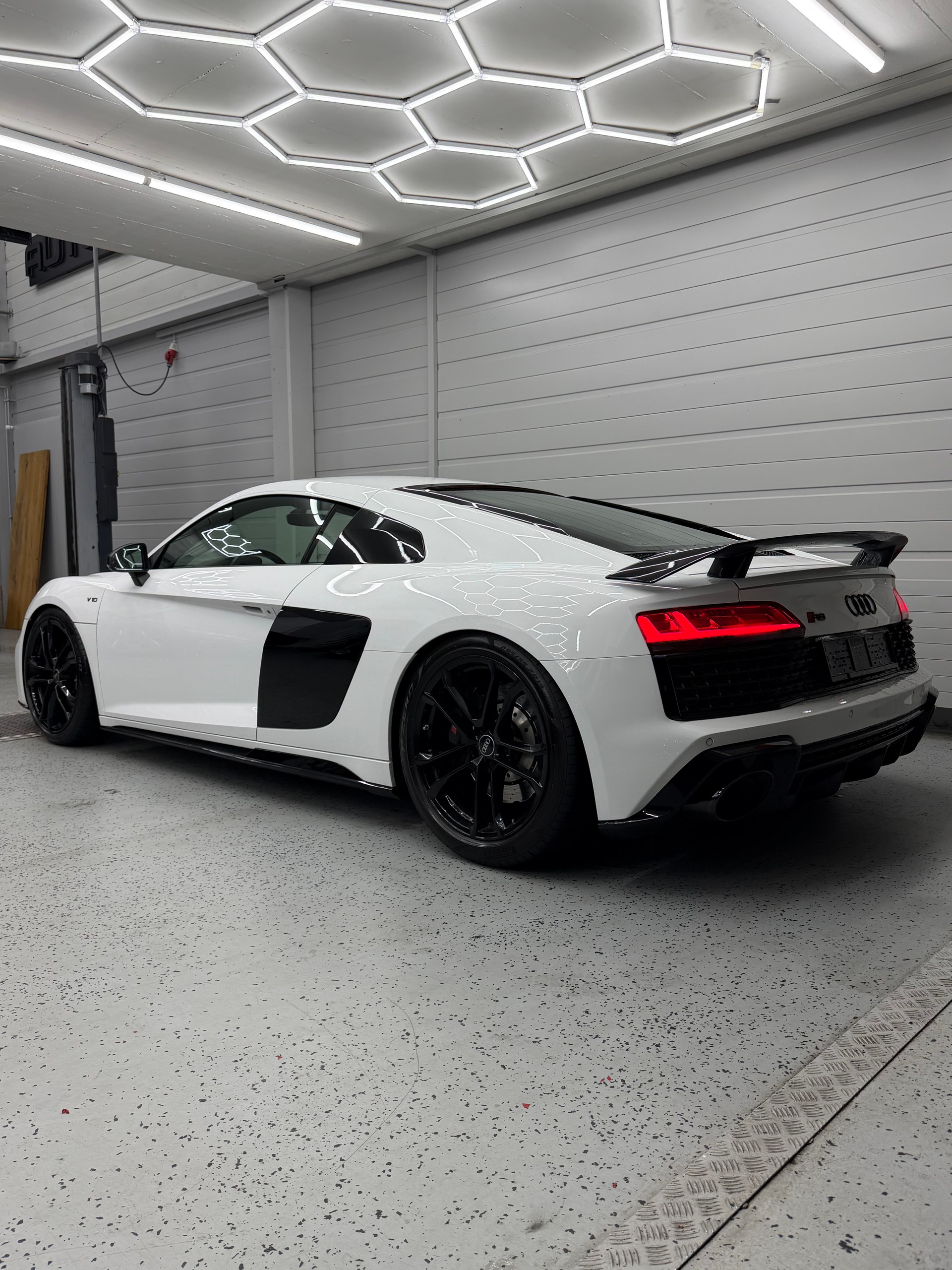 AUDI R8 Coupé RWD S-Tronic-image-3