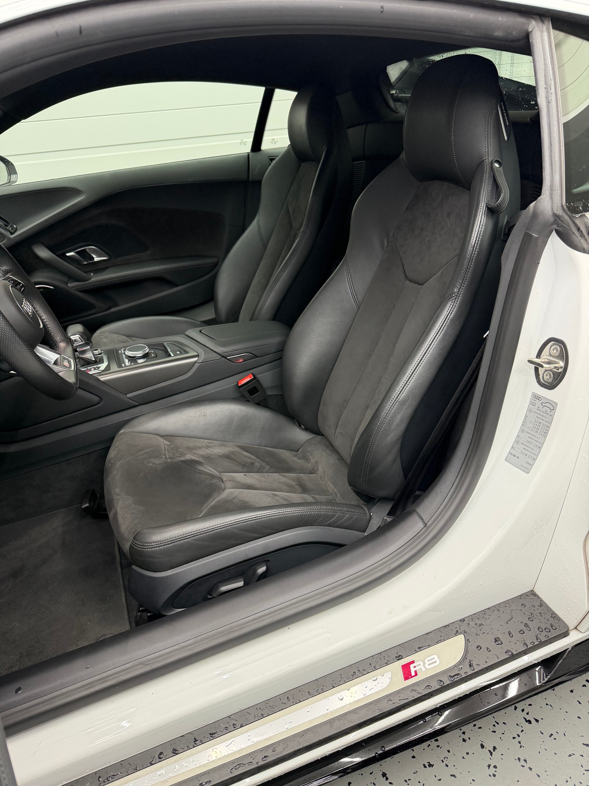 AUDI R8 Coupé RWD S-Tronic-image-7