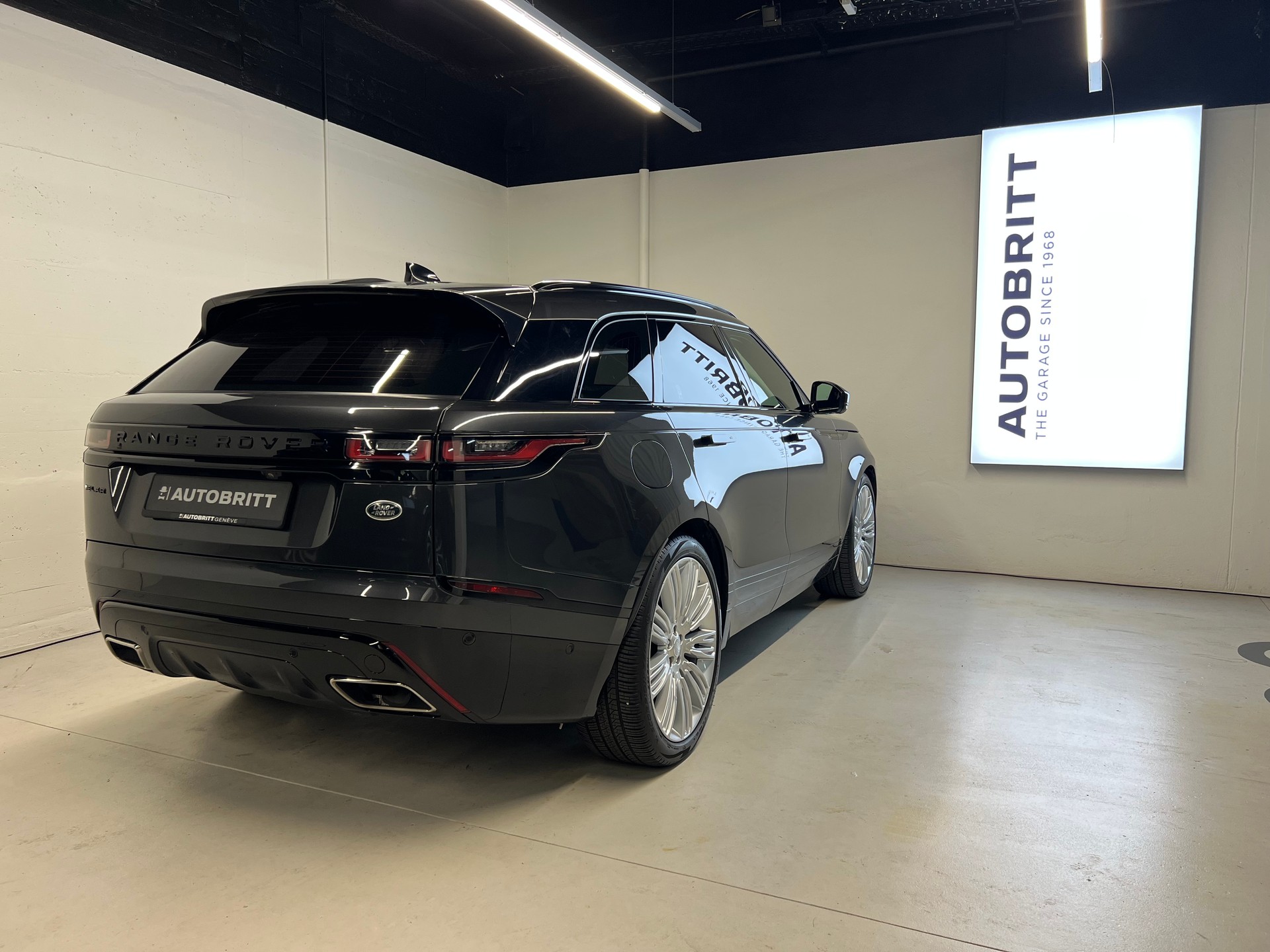 LAND ROVER Range Rover Velar 3.0 I6 R-Dynamic SE-showroom-element-1