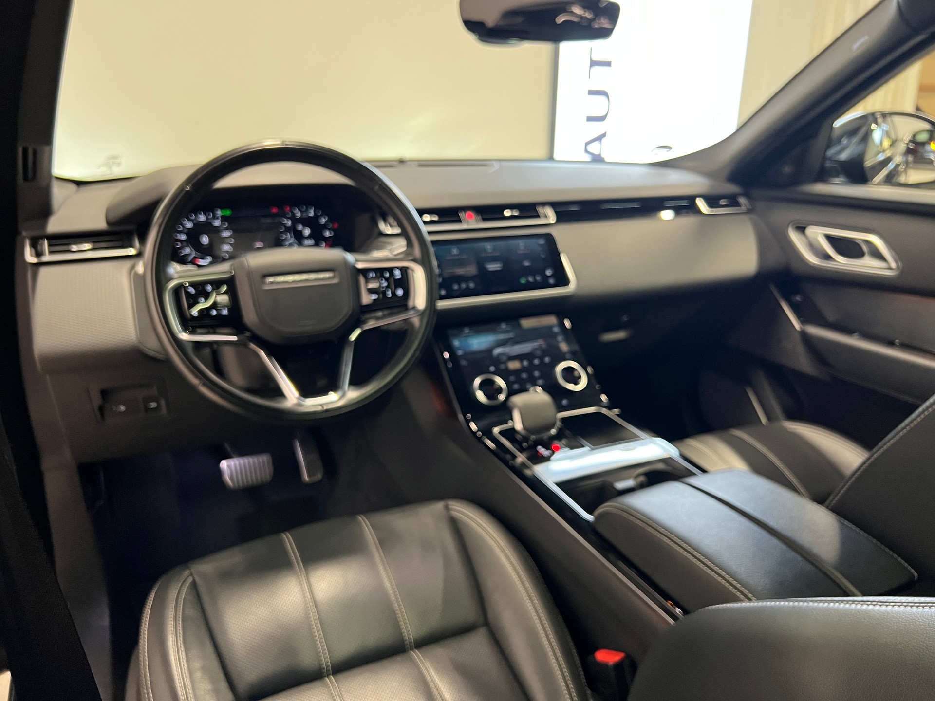LAND ROVER Range Rover Velar 3.0 I6 R-Dynamic SE-showroom-element-2