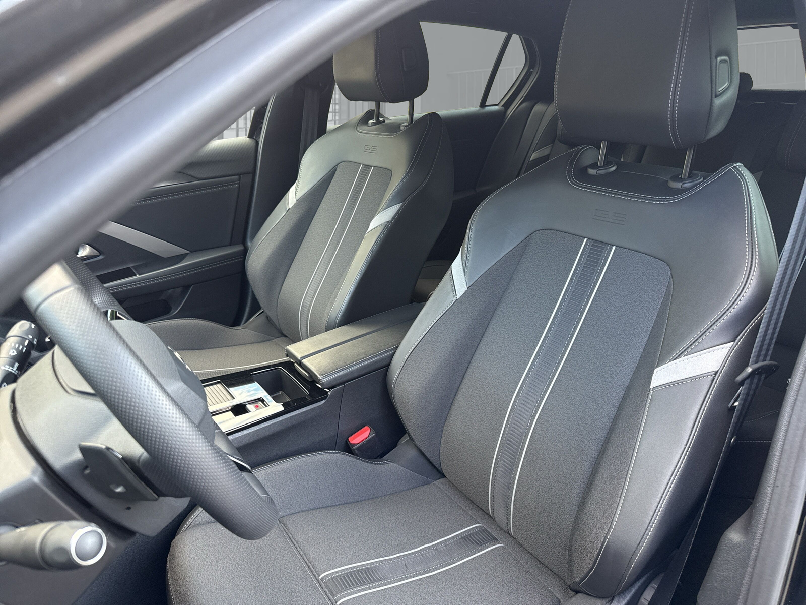 OPEL Astra 1.2i Turbo GS A-image-10