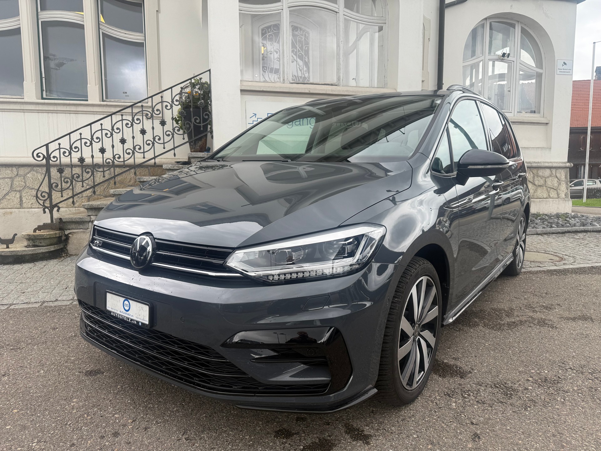 VW Touran 1.5 TSI Highline DSG R-LINE BLACK UND STYL / 48 MONATE WERK GARANTIE-showroom-element-1