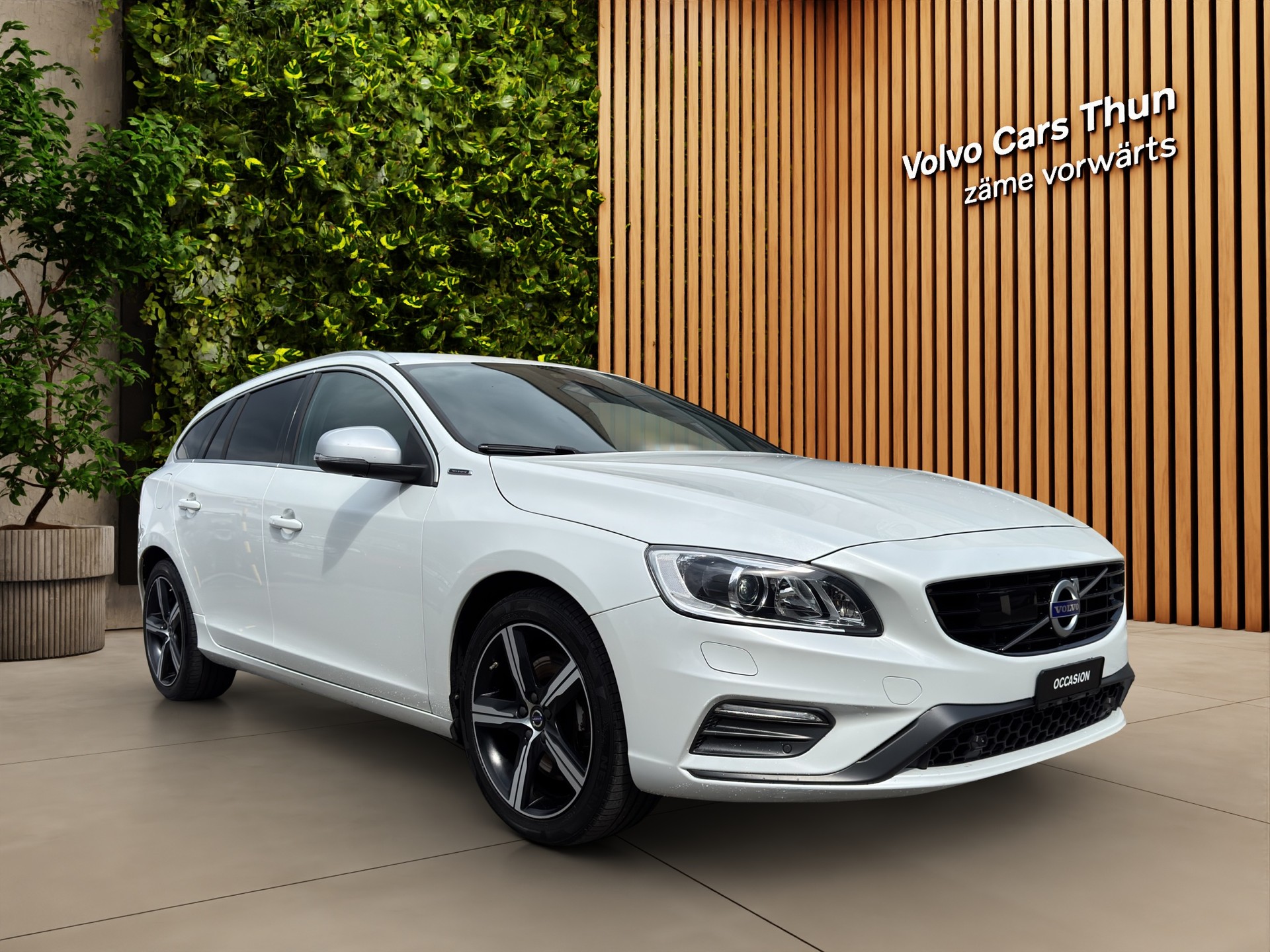 VOLVO V60 2.4 D6 TE Mom. R-Design Pl.Hy.-showroom-element-2