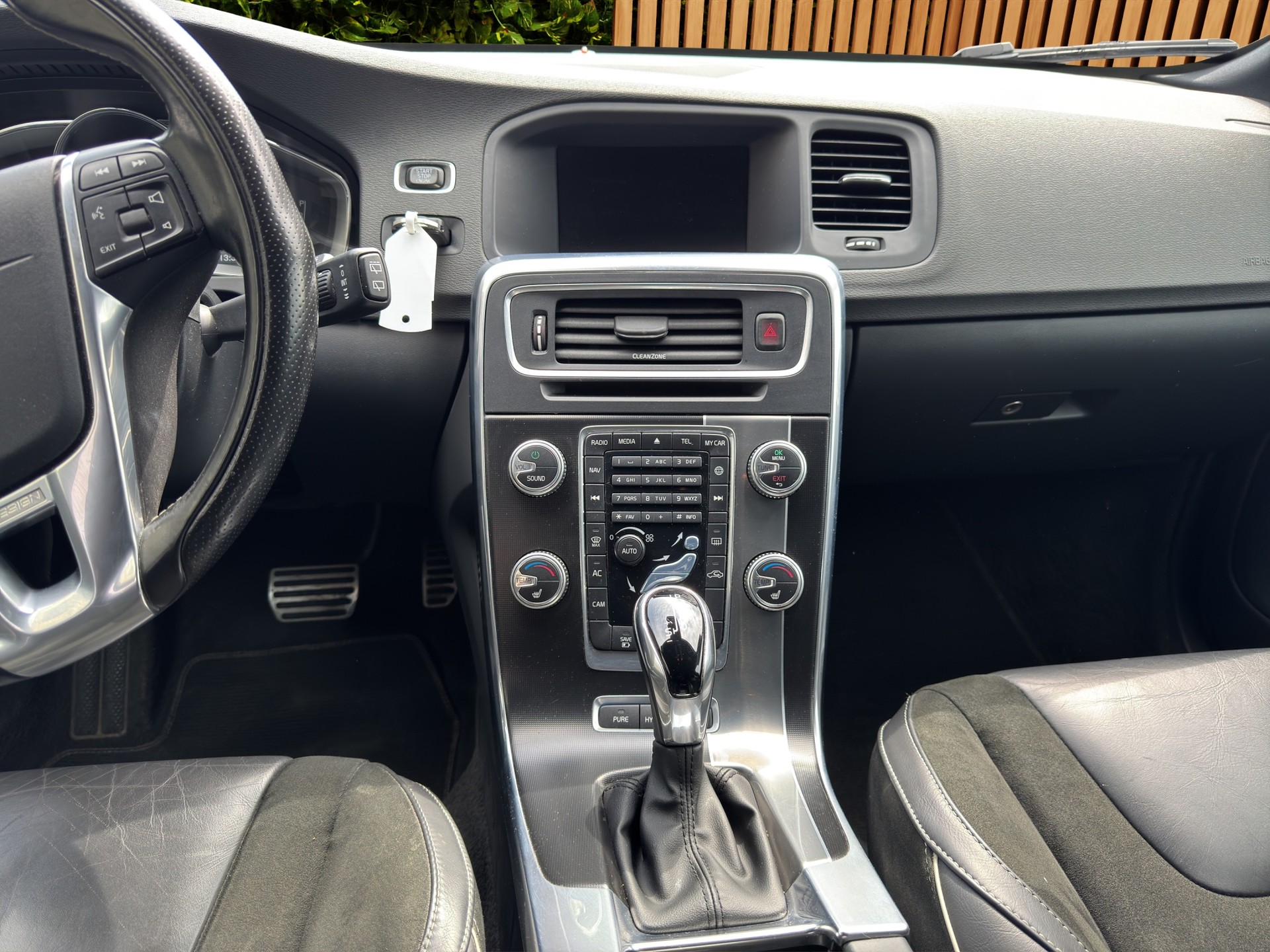 VOLVO V60 2.4 D6 TE Mom. R-Design Pl.Hy.-image-12