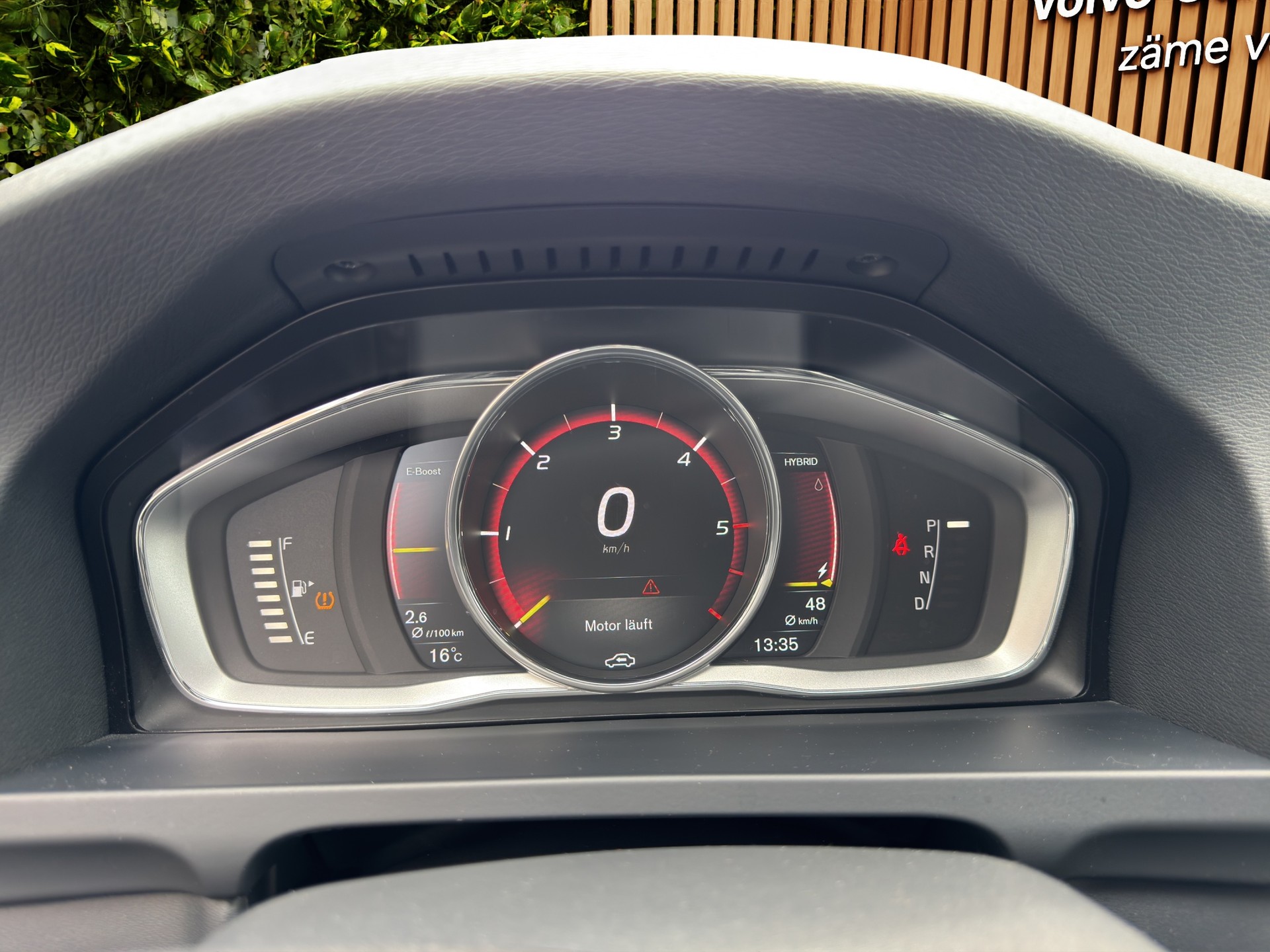 VOLVO V60 2.4 D6 TE Mom. R-Design Pl.Hy.-image-13