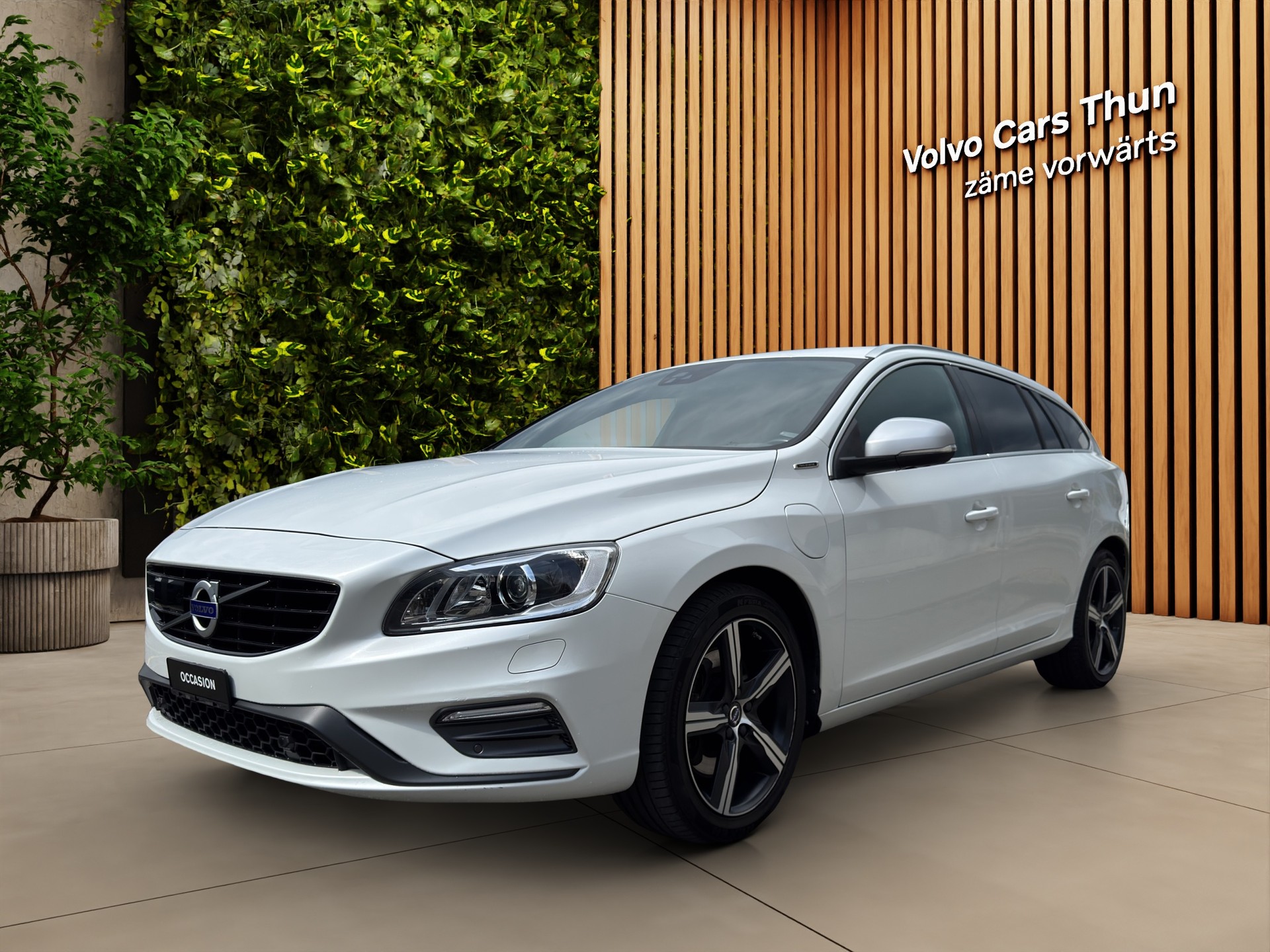 VOLVO V60 2.4 D6 TE Mom. R-Design Pl.Hy.