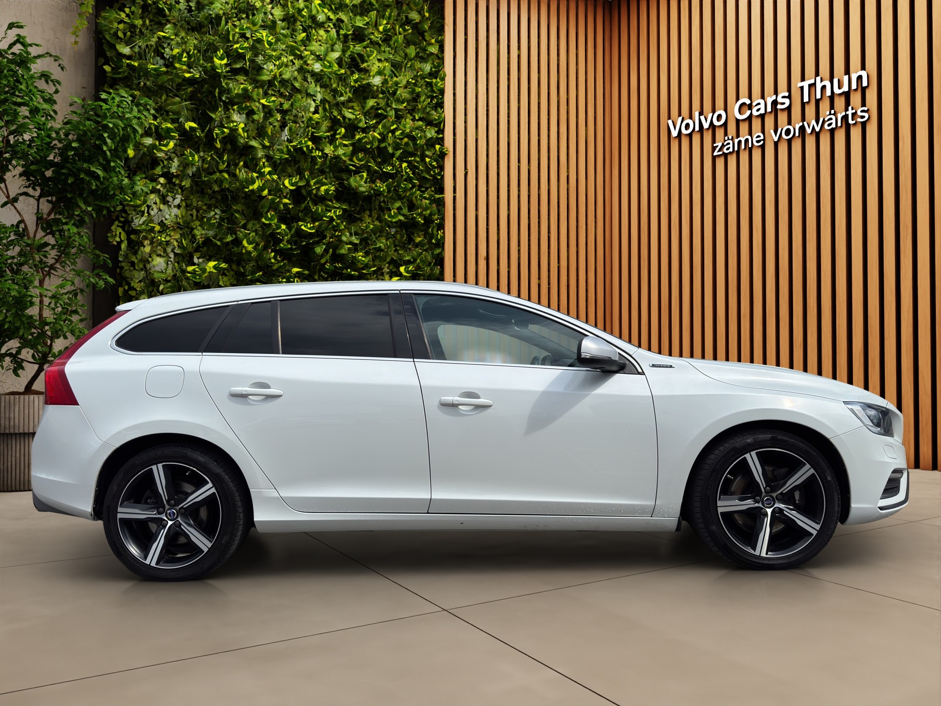 VOLVO V60 2.4 D6 TE Mom. R-Design Pl.Hy.-showroom-element-3