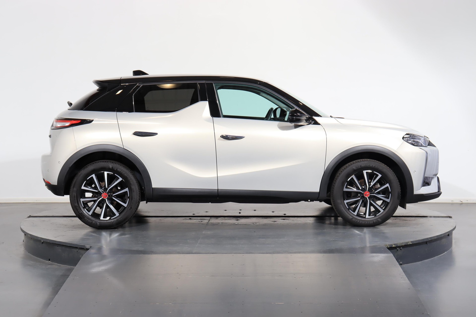 DS AUTOMOBILES 3 Crossback 1.2 PureTech 130 Ligne Noire-showroom-element-1