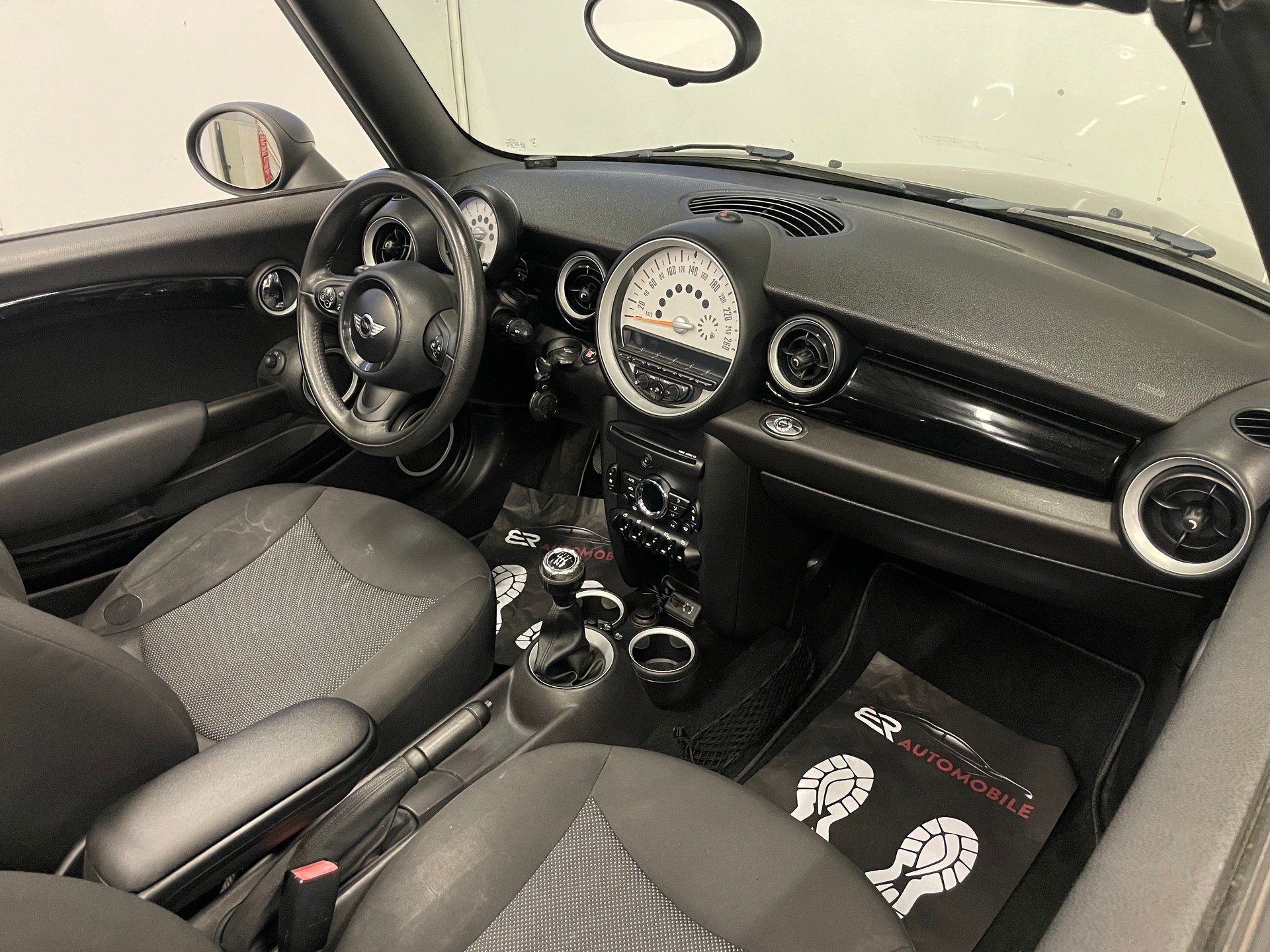 MINI One Cabriolet-image-10