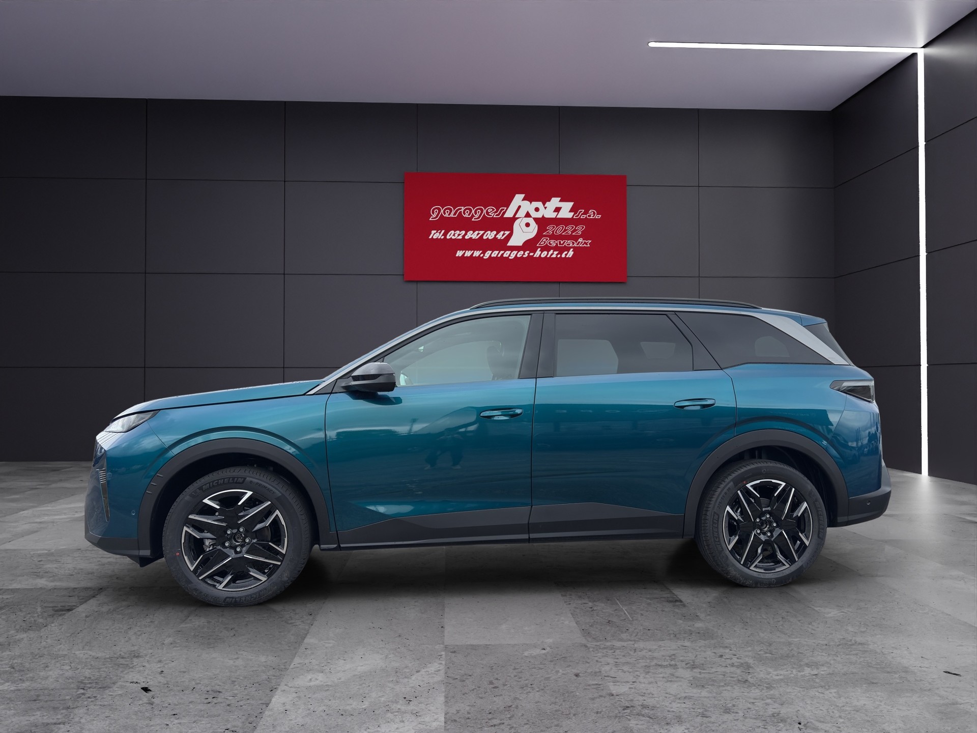 PEUGEOT 5008 MHEV Allure Premium e-DSC6-showroom-element-1