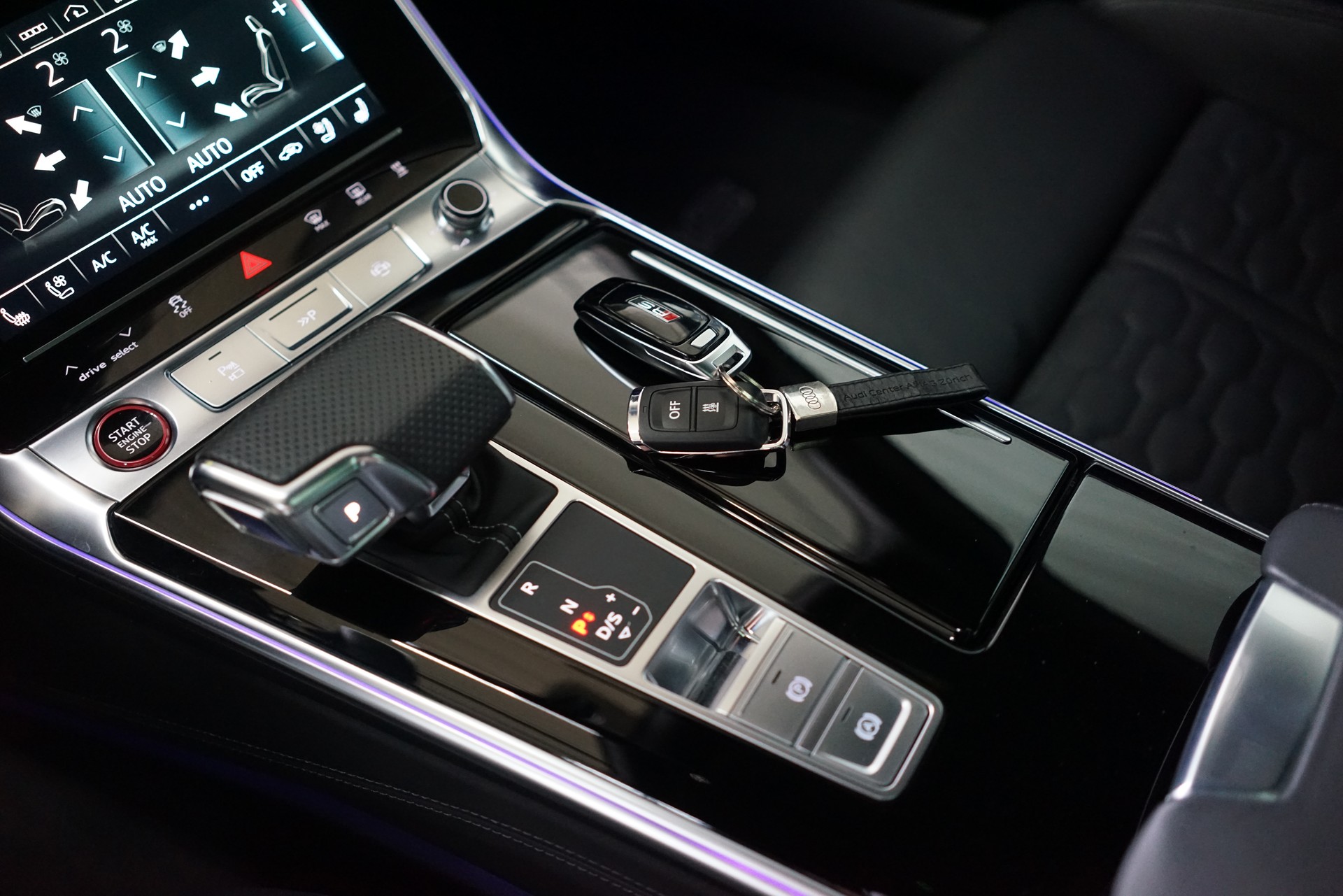 AUDI RS6 Avant 4.0 TFSI V8 quattro / Exklusiv Carbon Kit **-image-21