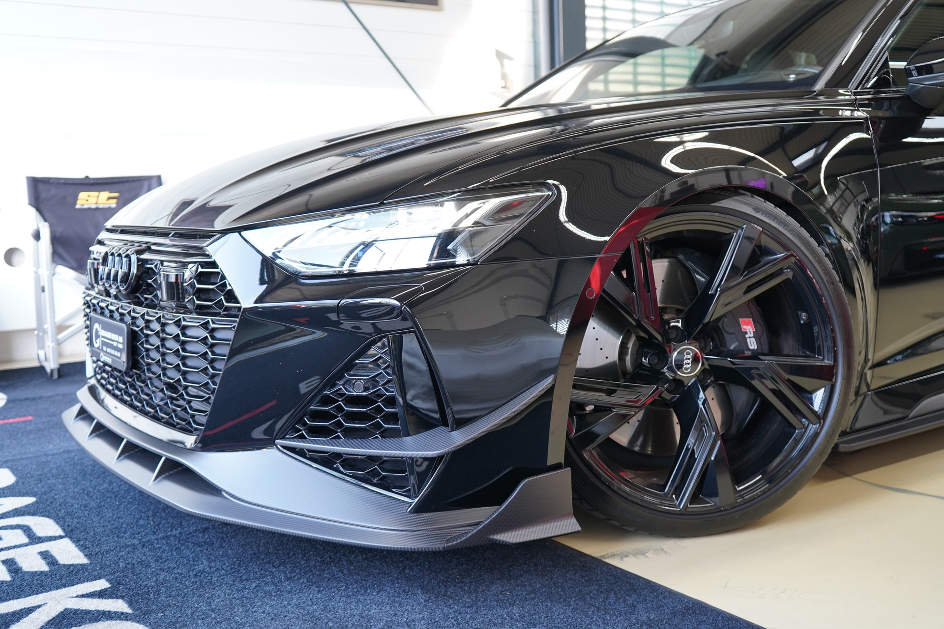 AUDI RS6 Avant 4.0 TFSI V8 quattro / Exklusiv Carbon Kit **-showroom-element-3