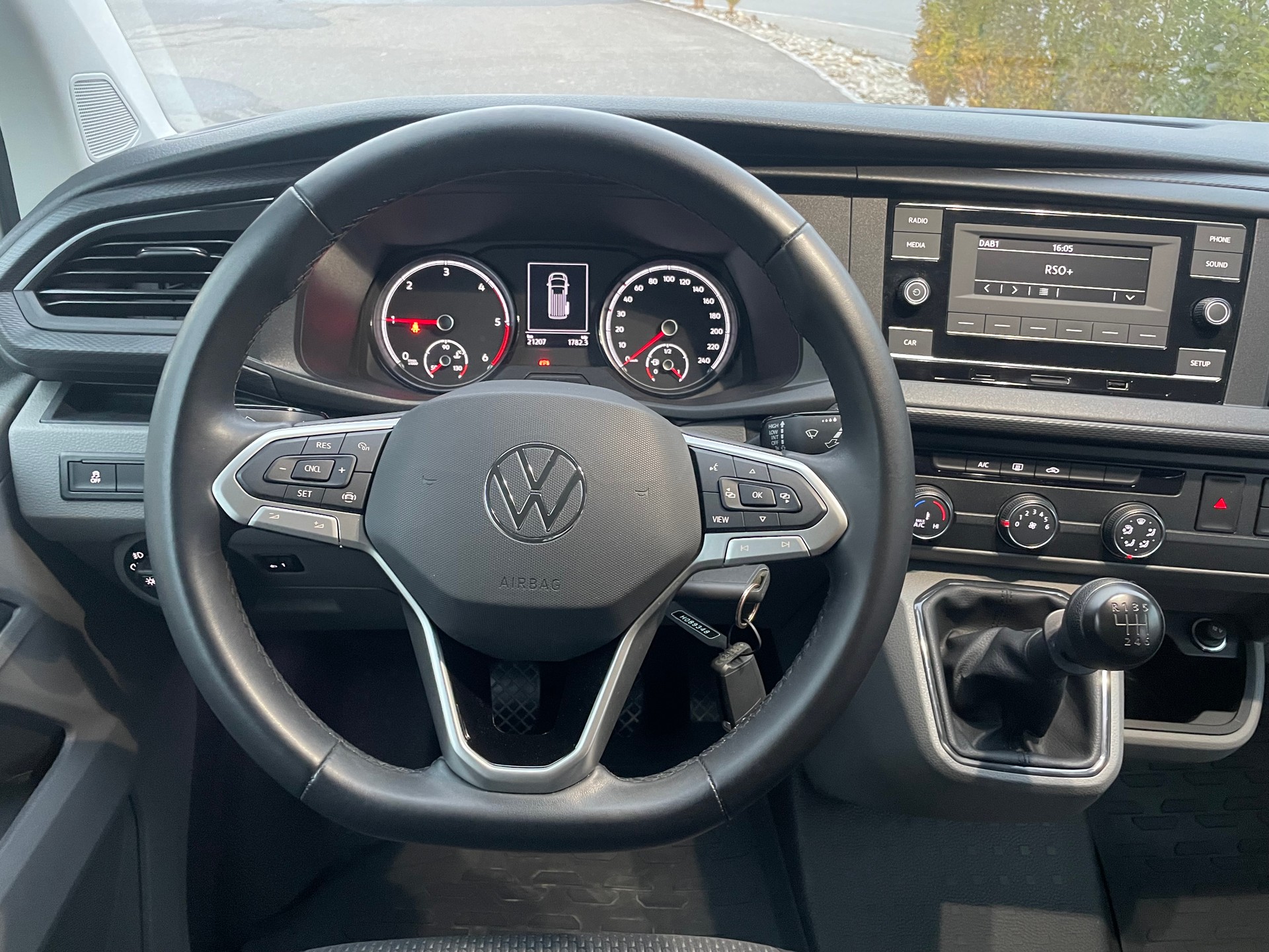 VW T6.1 2.0 TDI 4Motion Caravelle-image-16