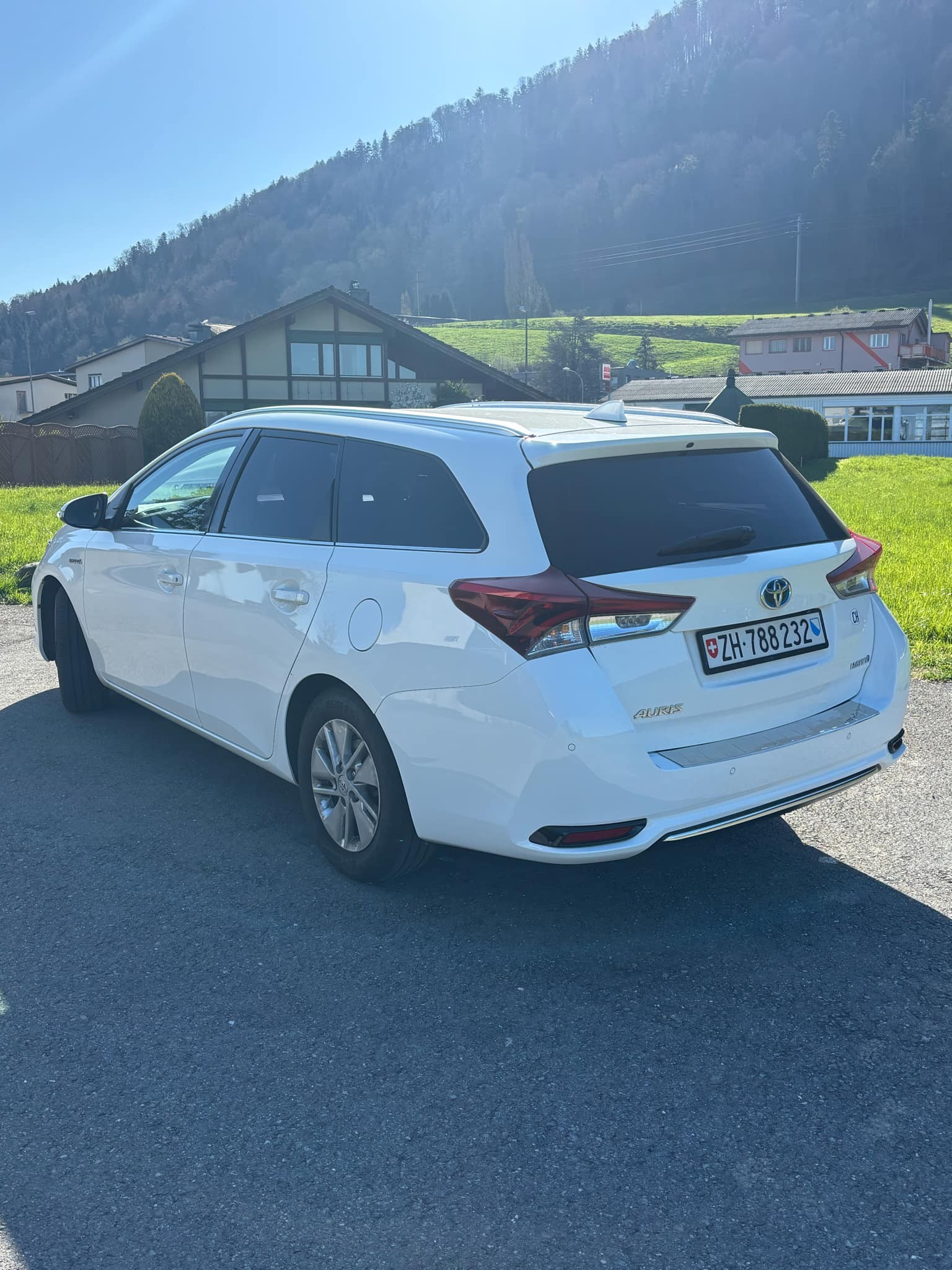 TOYOTA Auris 1.8 HSD Comfort e-CVT-image-2