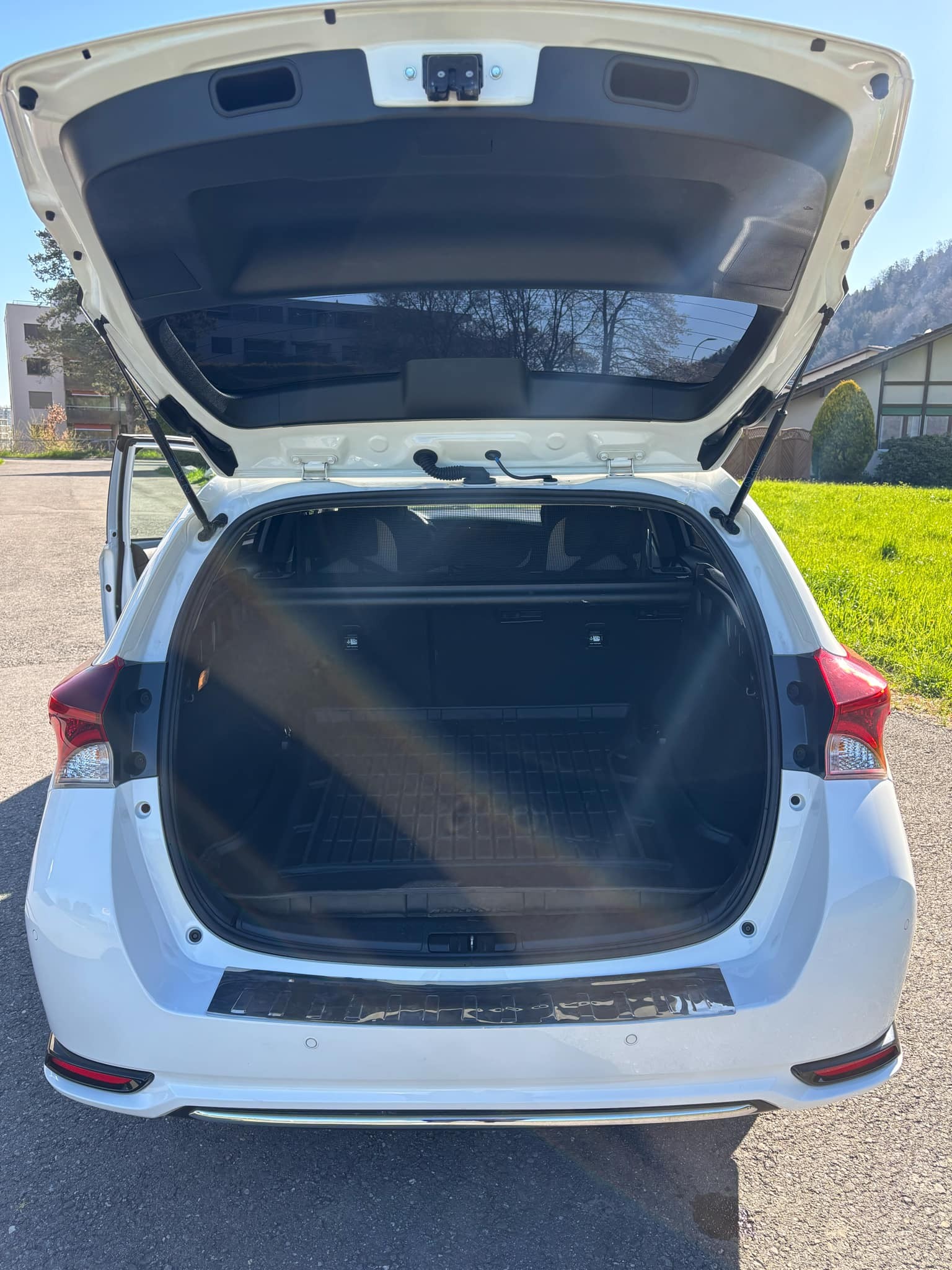TOYOTA Auris 1.8 HSD Comfort e-CVT-image-4