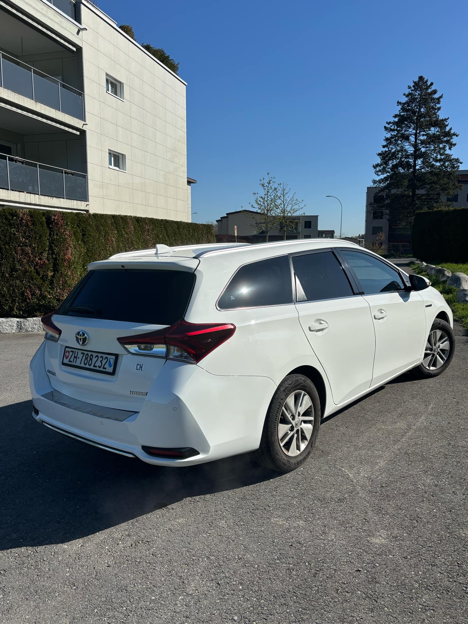 TOYOTA Auris 1.8 HSD Comfort e-CVT-image-3