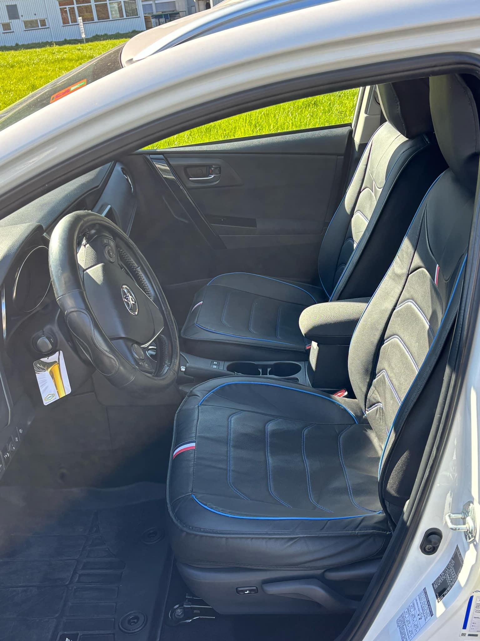TOYOTA Auris 1.8 HSD Comfort e-CVT-image-5