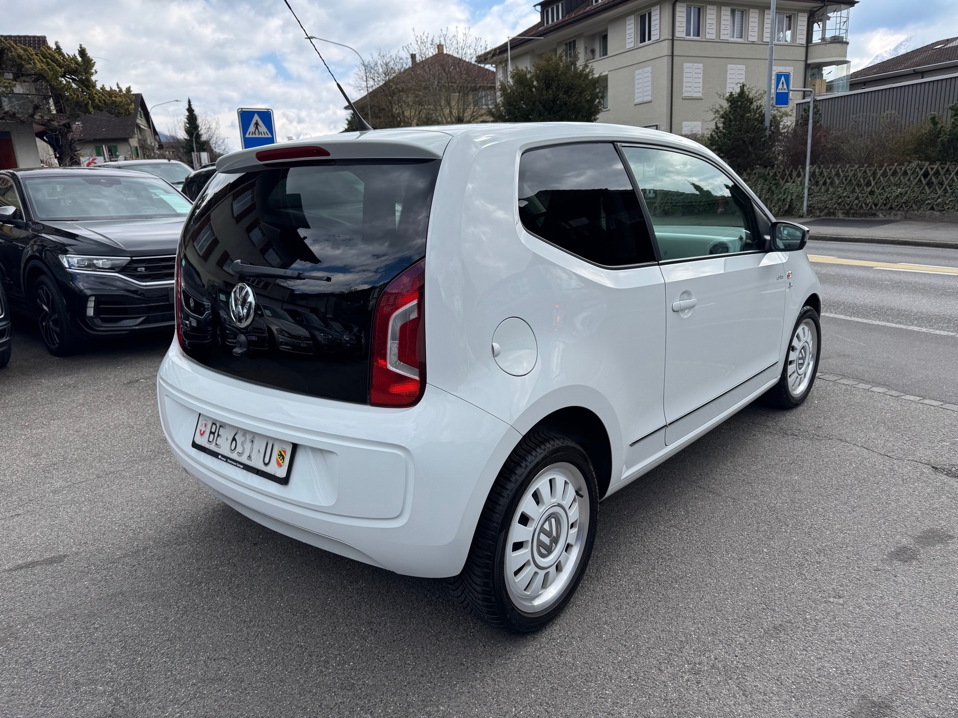 VW Up 1.0 white up-showroom-element-3