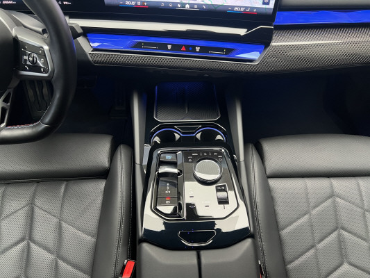 BMW i5 M60 xDrive-image-11