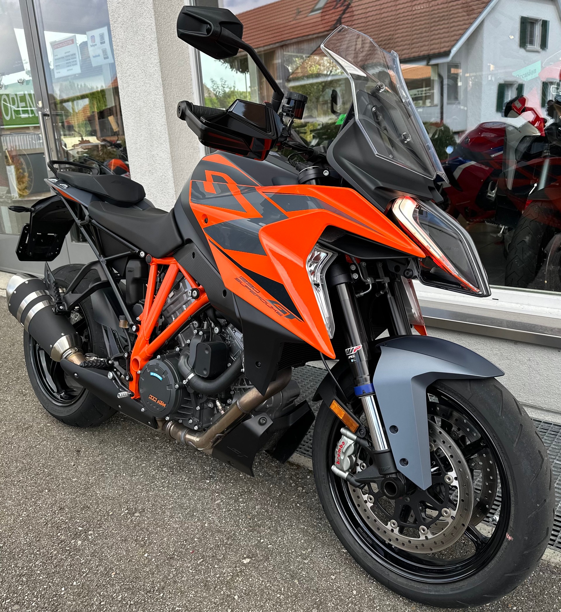 KTM 1290 Super Duke GT-image-2