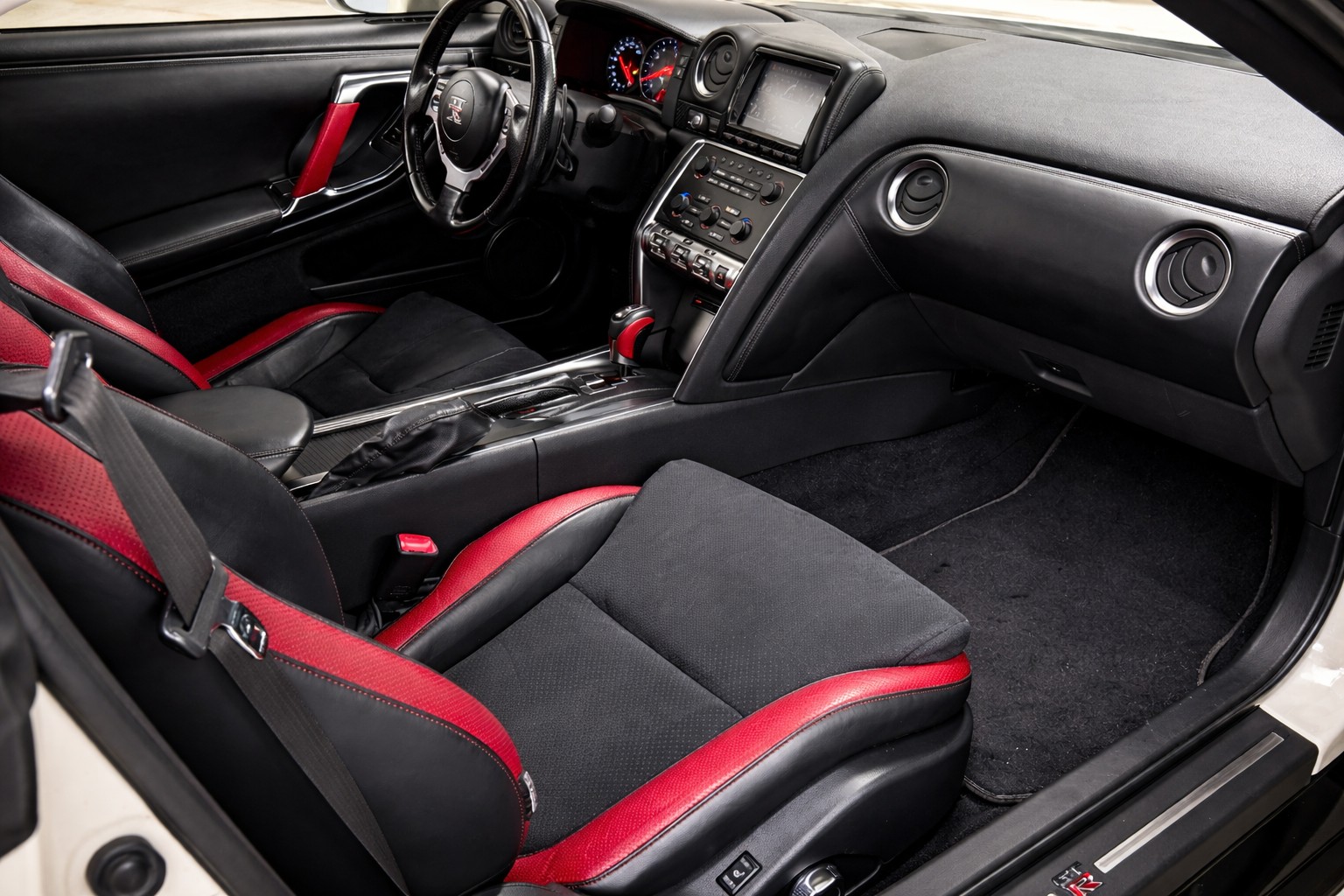 NISSAN GT-R R35 | CH Fahrzeug | OEM Facelift | H&R | Milltek | GR6 verstärkt-image-5