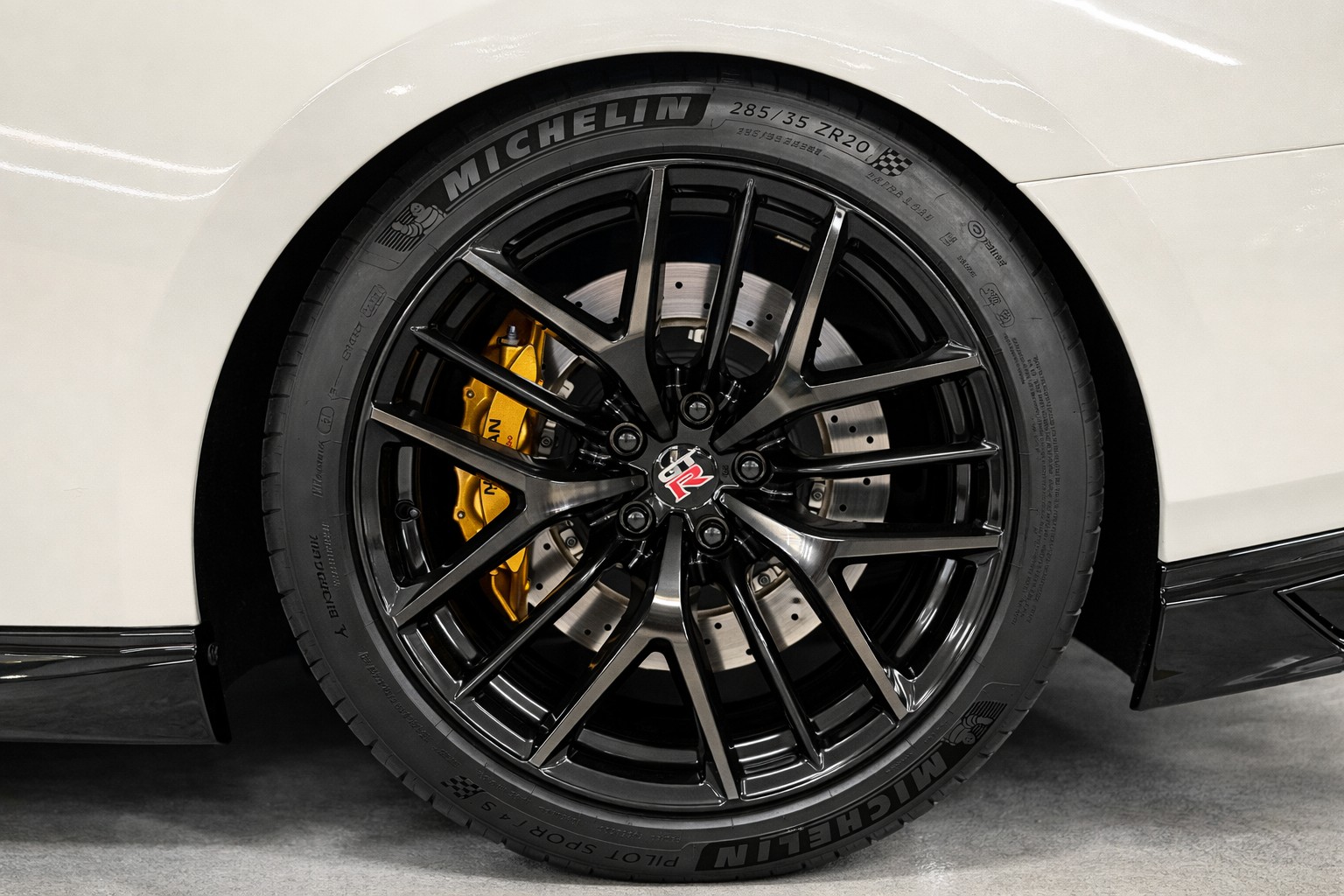 NISSAN GT-R R35 | CH Fahrzeug | OEM Facelift | H&R | Milltek | GR6 verstärkt-image-9