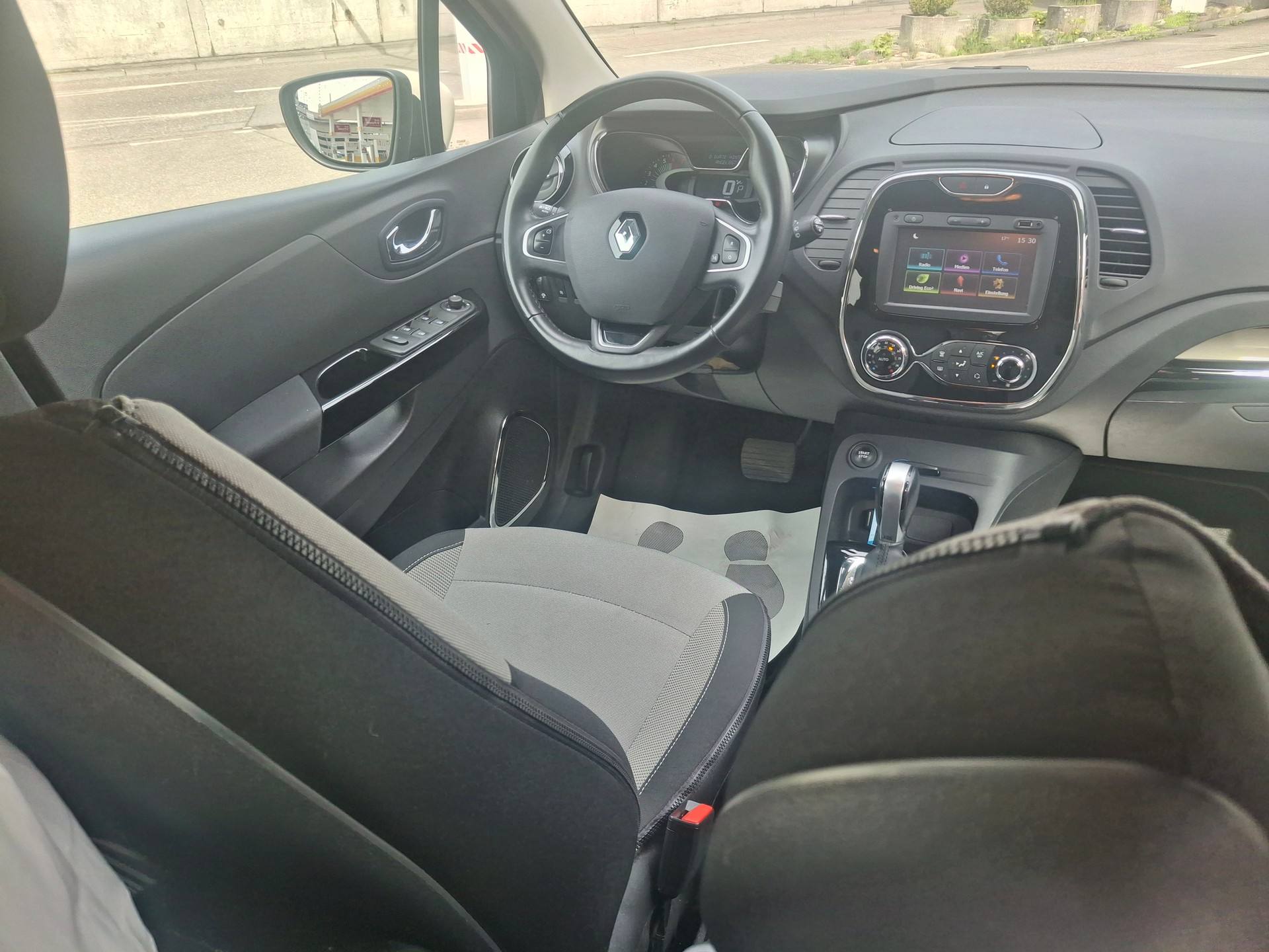 RENAULT Captur 1.2 T 16V Privilège EDC-showroom-element-3