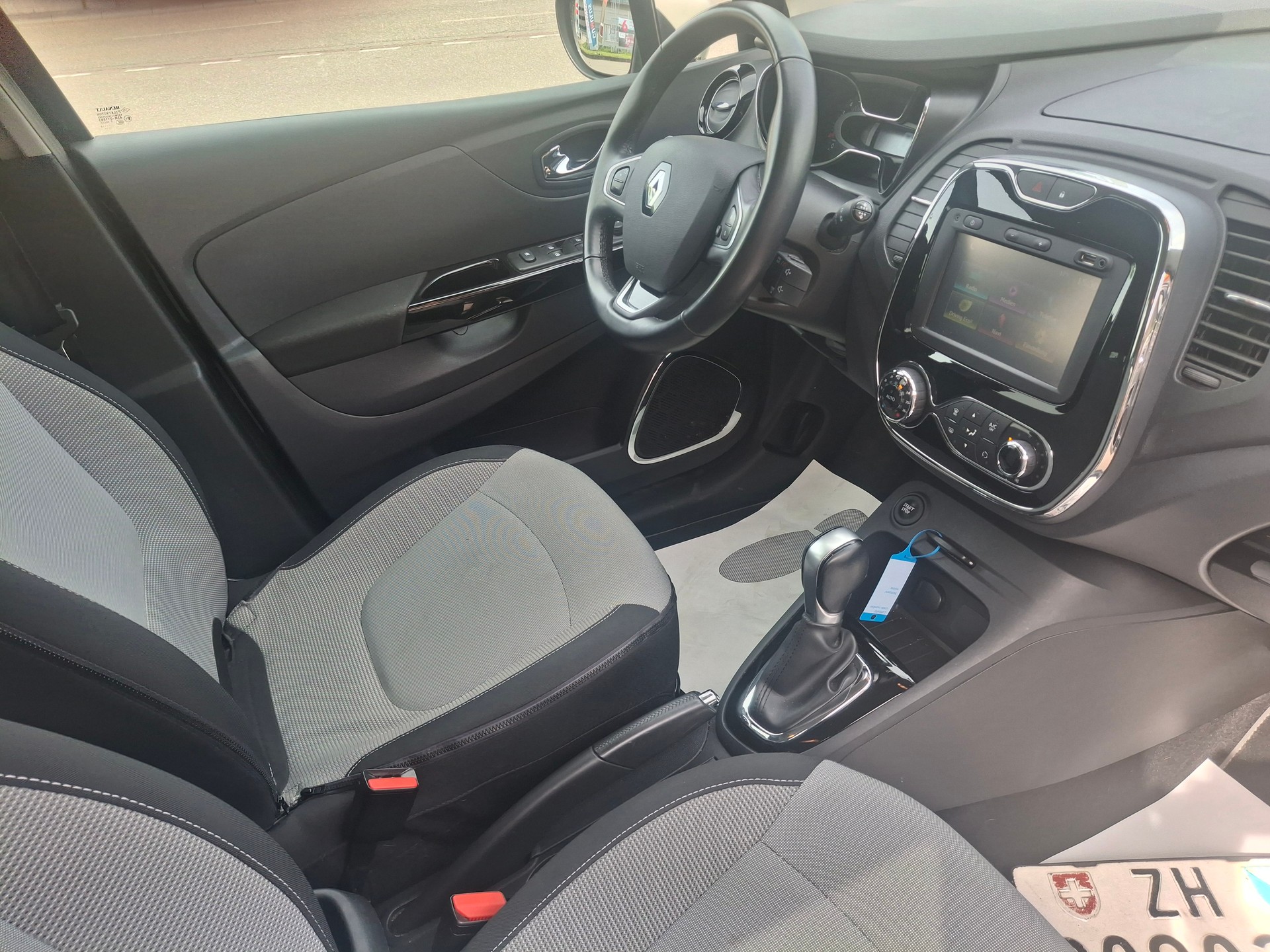 RENAULT Captur 1.2 T 16V Privilège EDC-image-10
