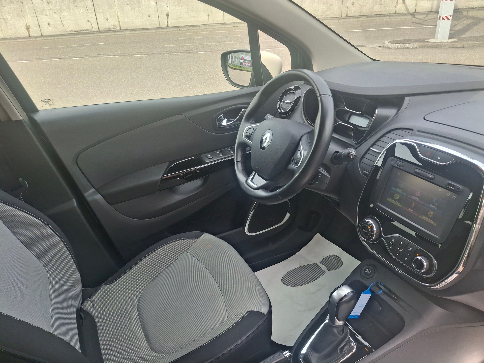 RENAULT Captur 1.2 T 16V Privilège EDC-image-7