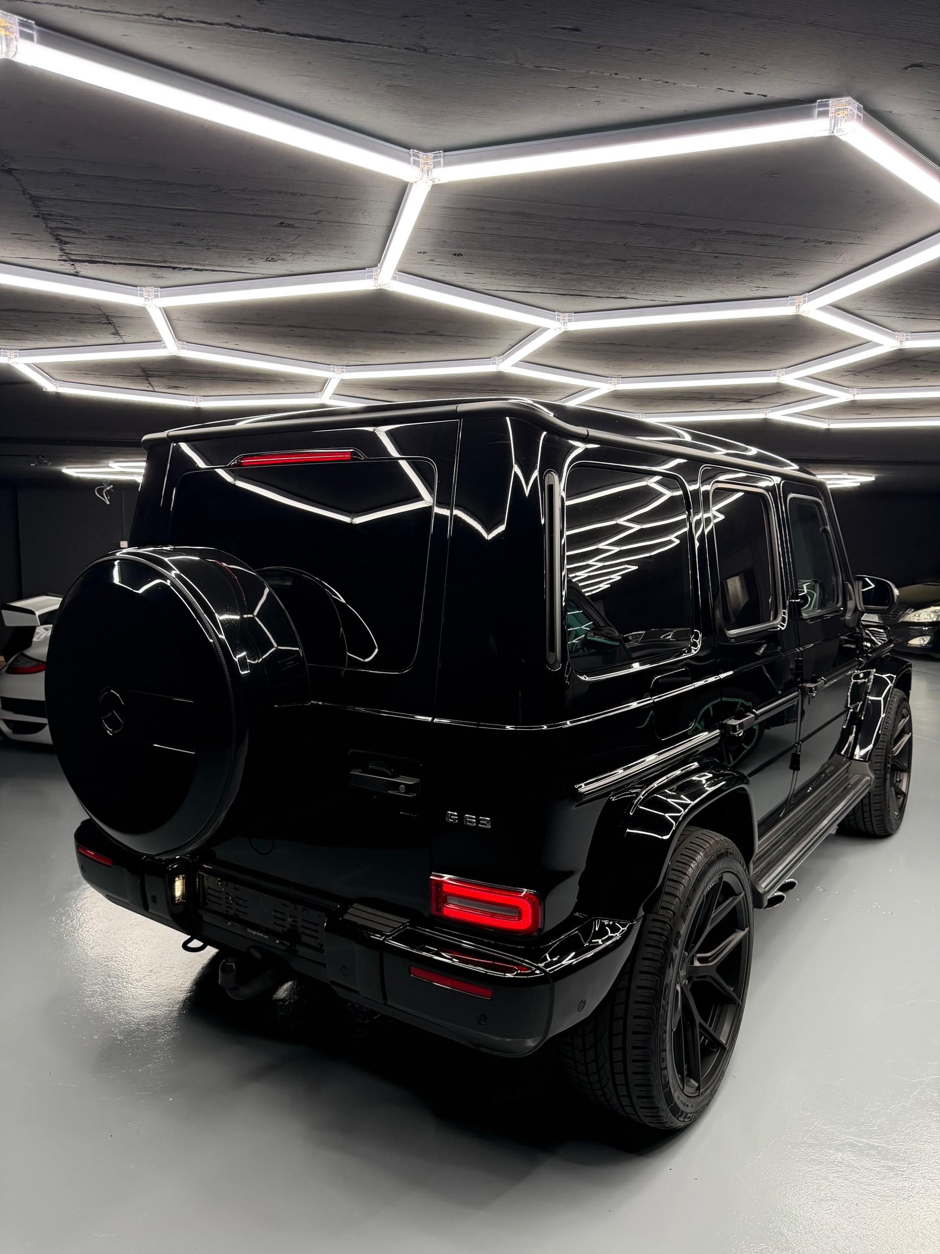 MERCEDES-BENZ G 350 d AMG Line 9G-Tronic-image-4